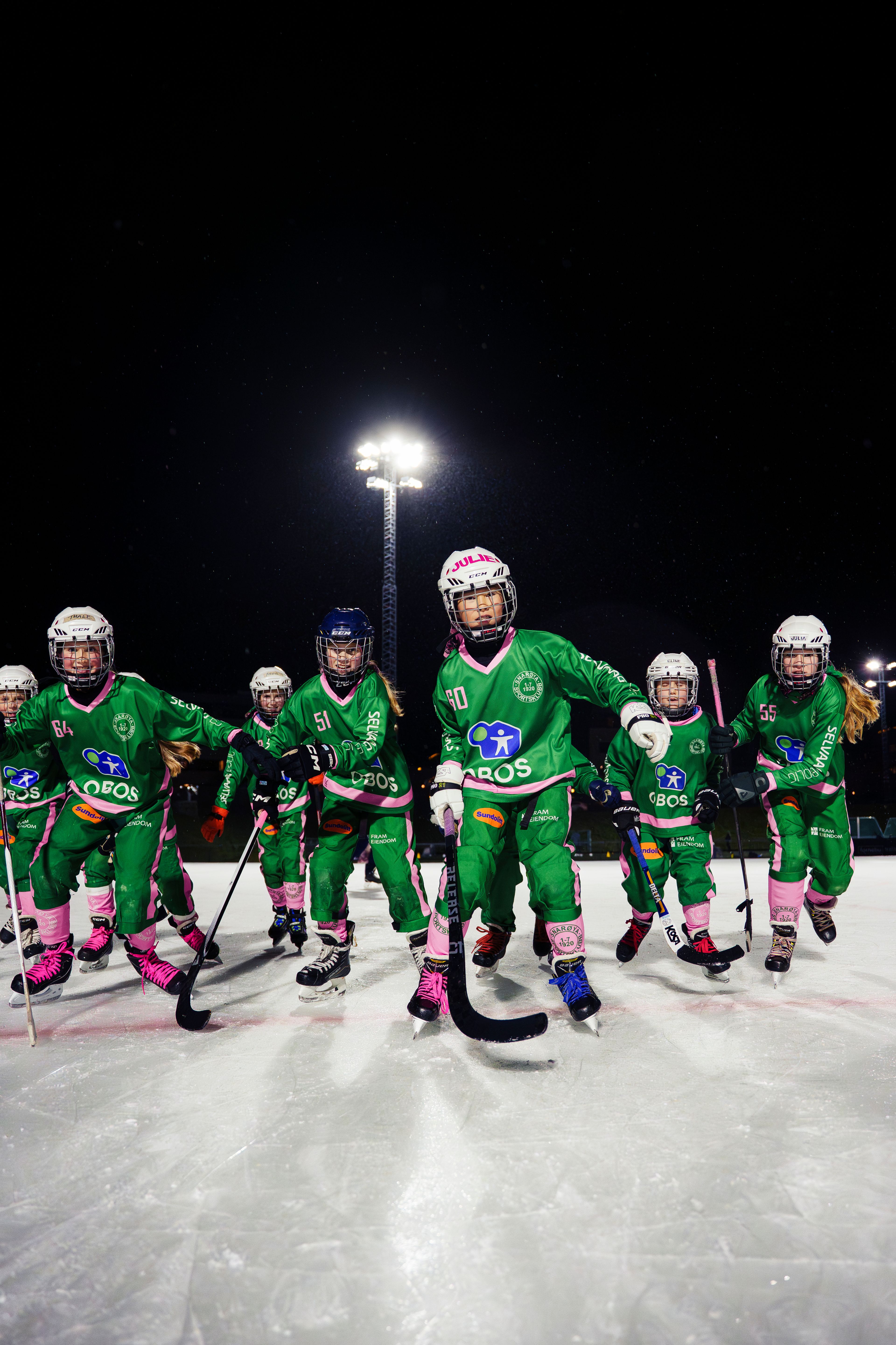 Jentene på vei over isen rett mot kamera.