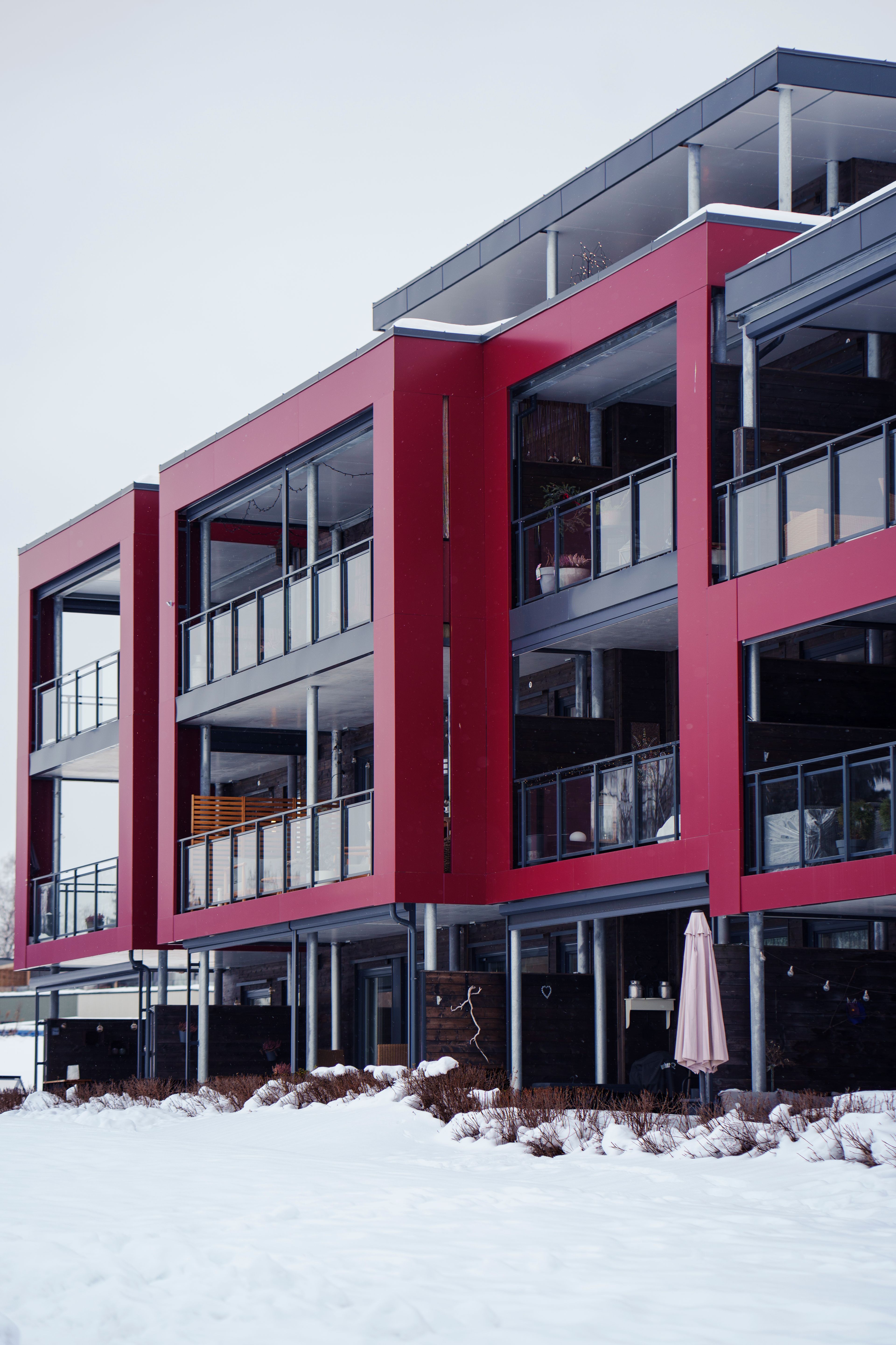 Fasadebilde av boliger og balkonger på Sollitunet om vinteren omgitt av snø