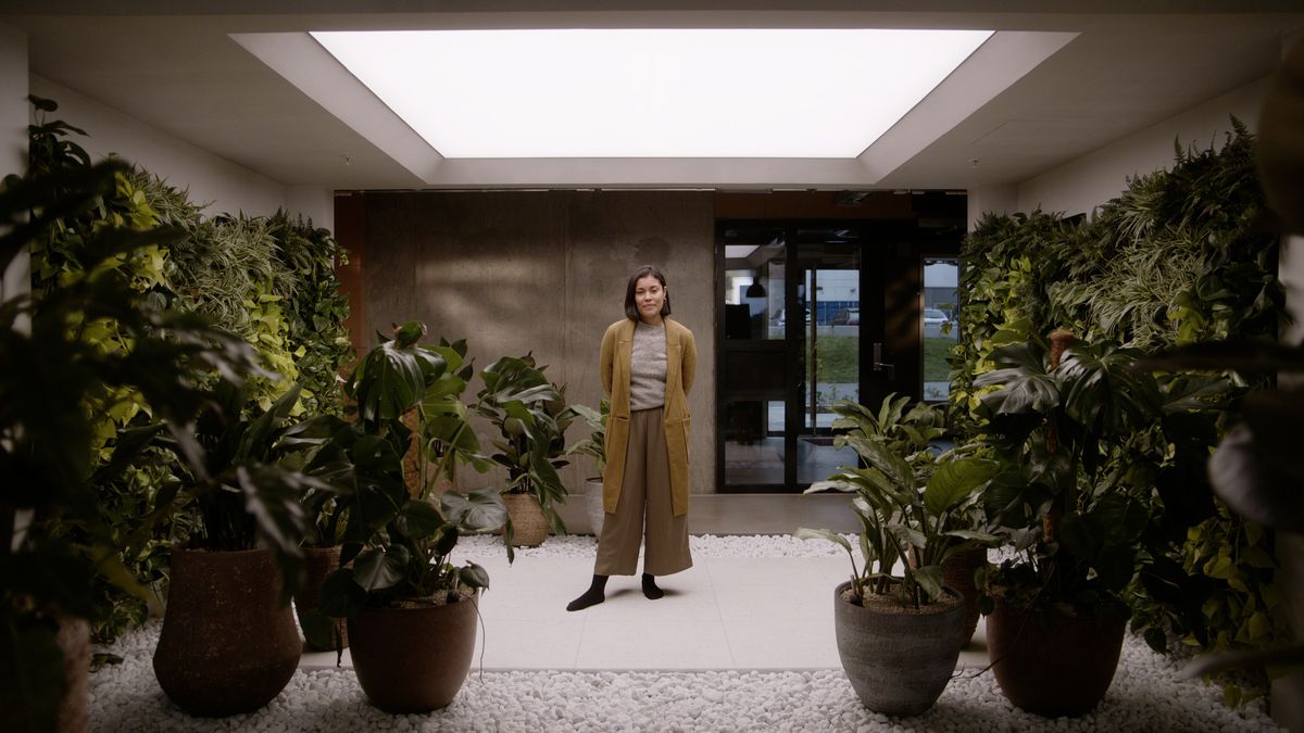 Fotografi av Maria Perdomo i innendørshagen fra Incube i OBOS Living Lab