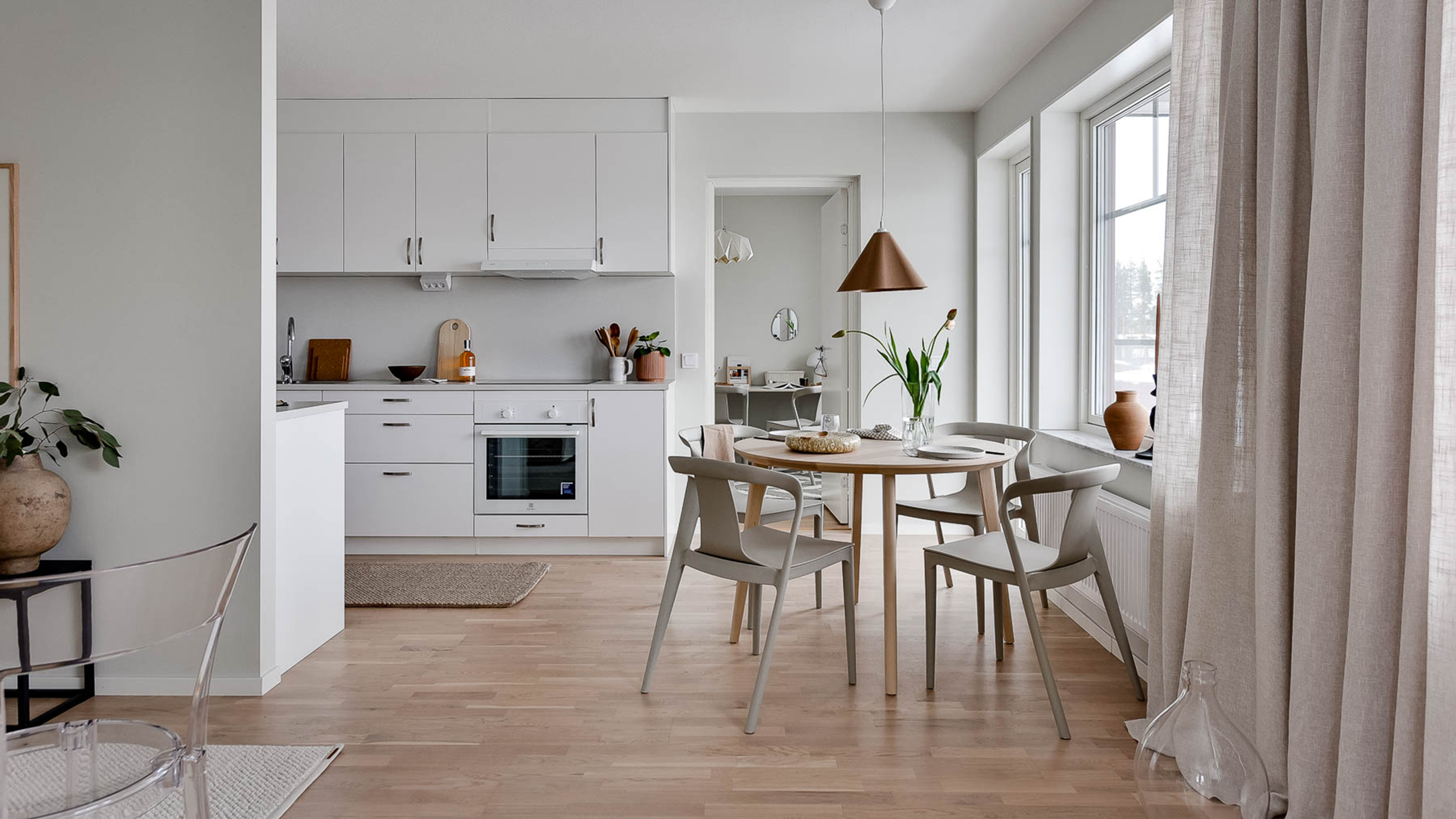 Öppen planlösning mellan vardagsrum och kök