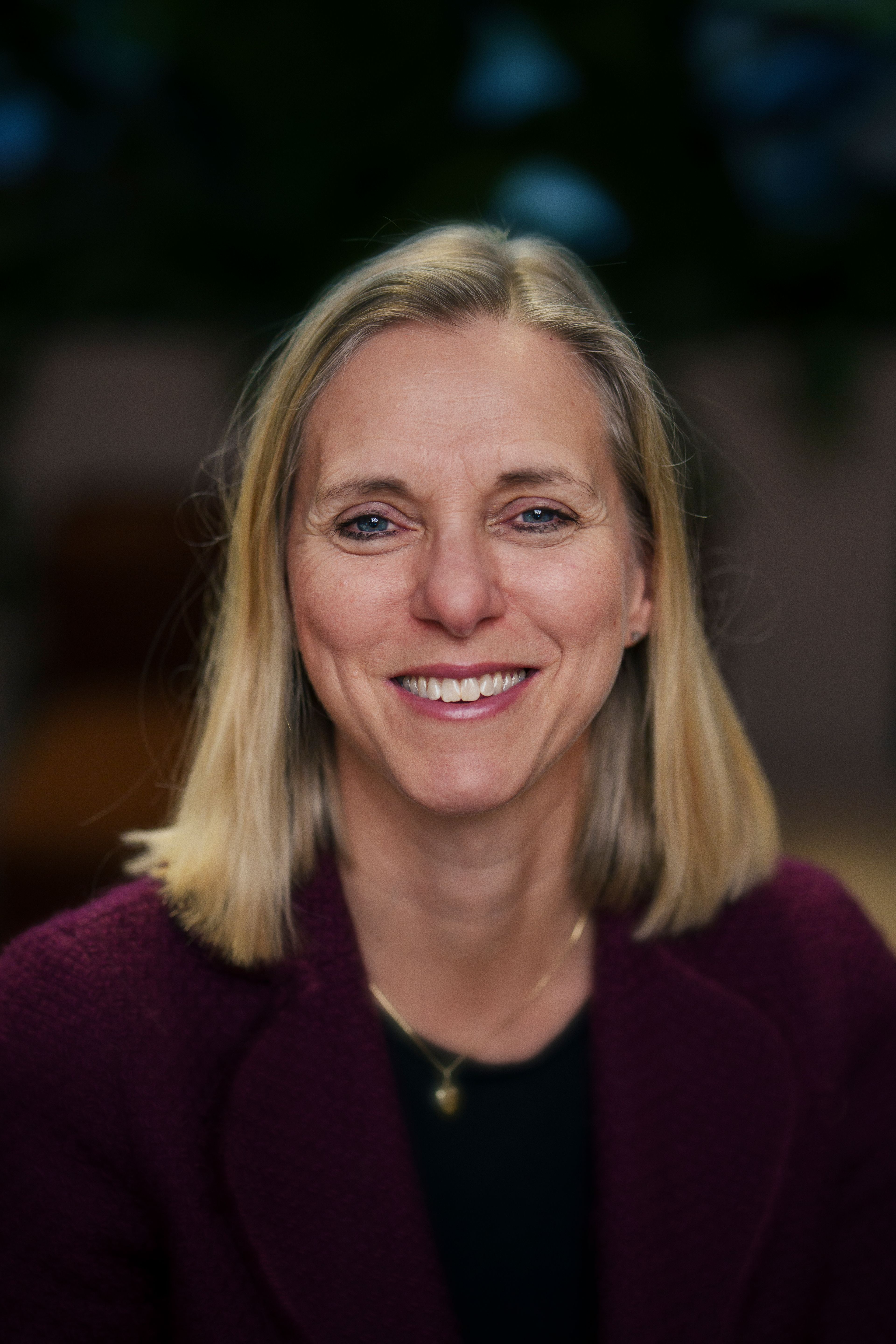 portrett av en smilende Marianne Ebbessen.