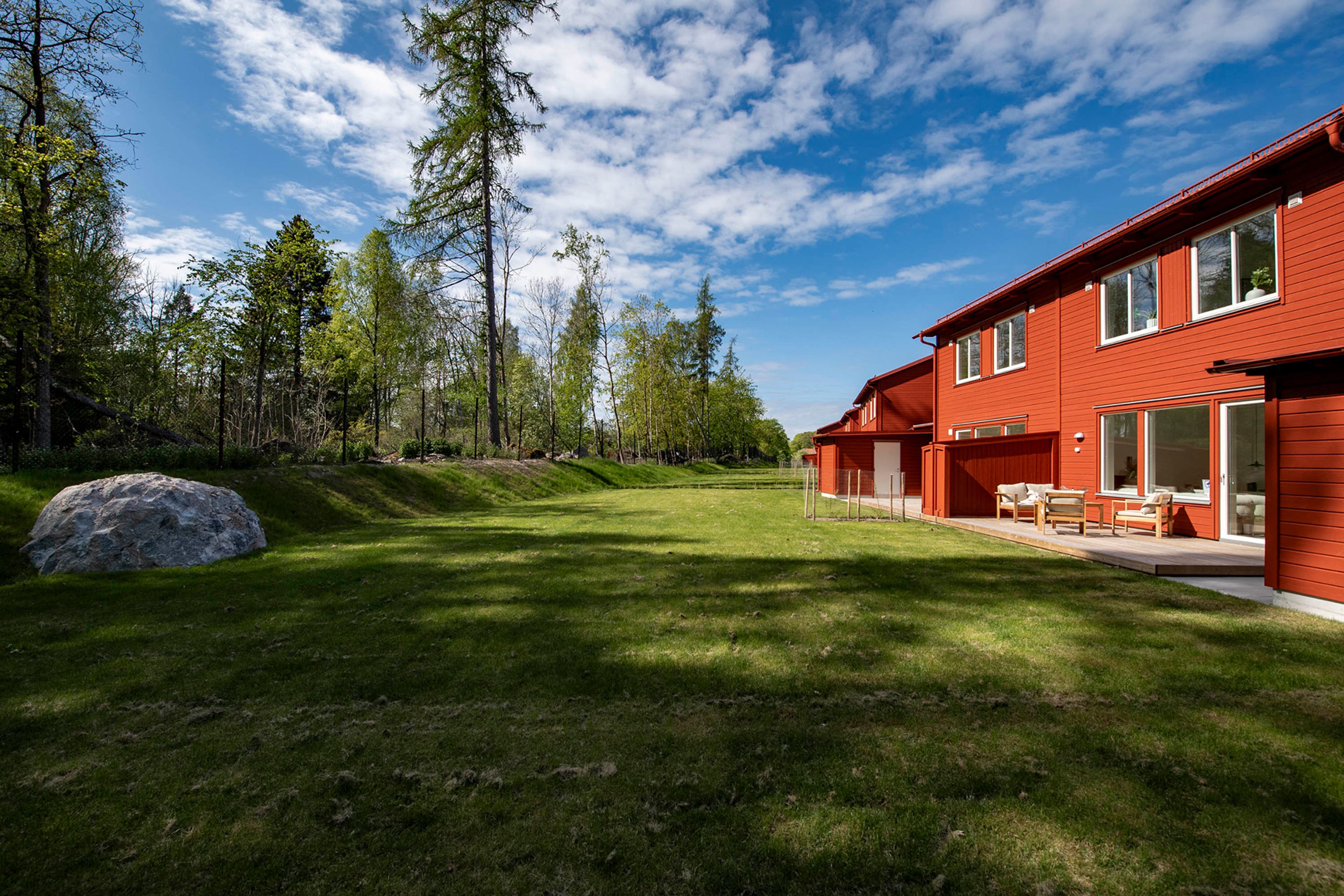 Stora gräsmattor med skog i direkt anslutning till tomten