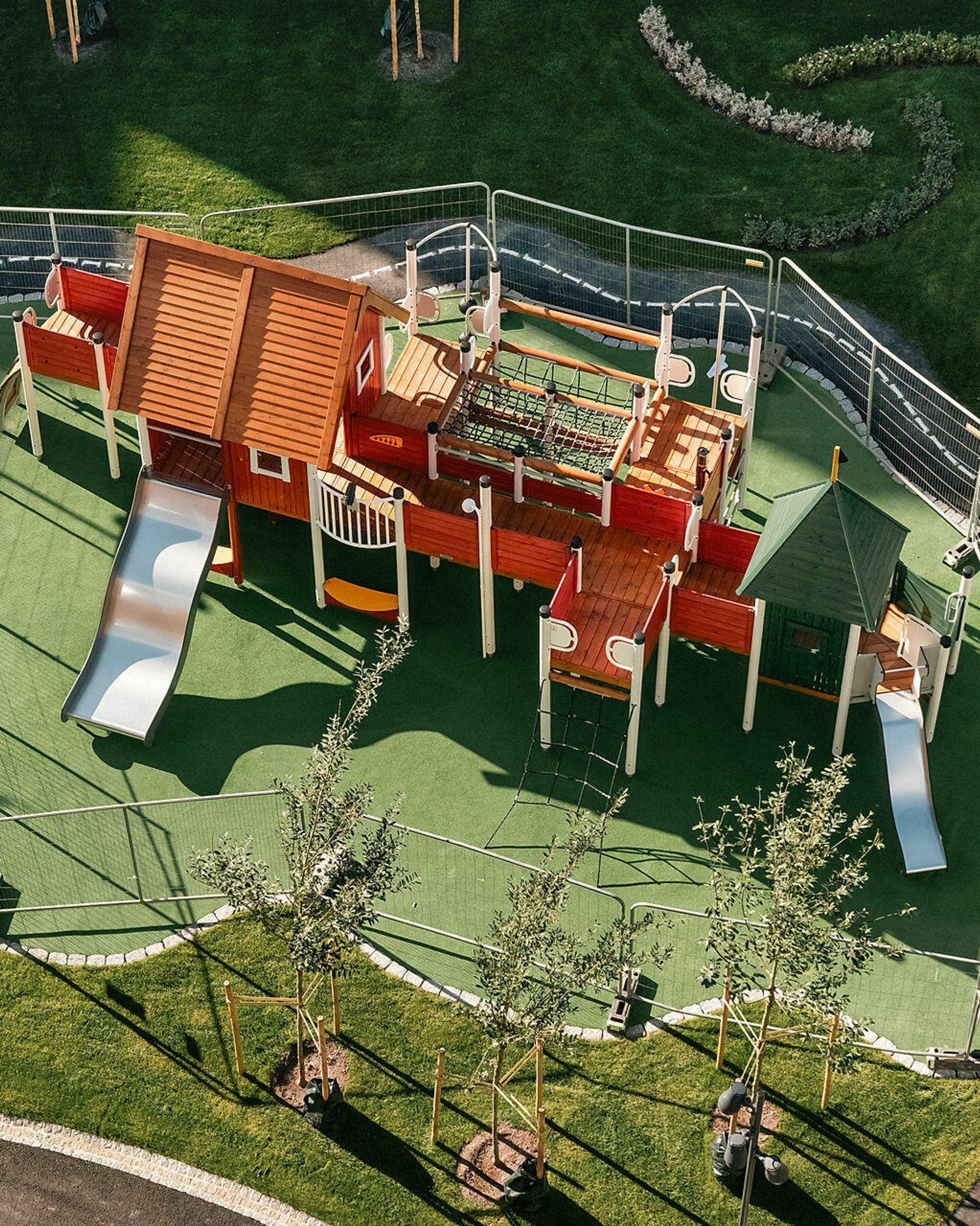 Foto av lekeplass utenfor barnehage i Lille Løren park
