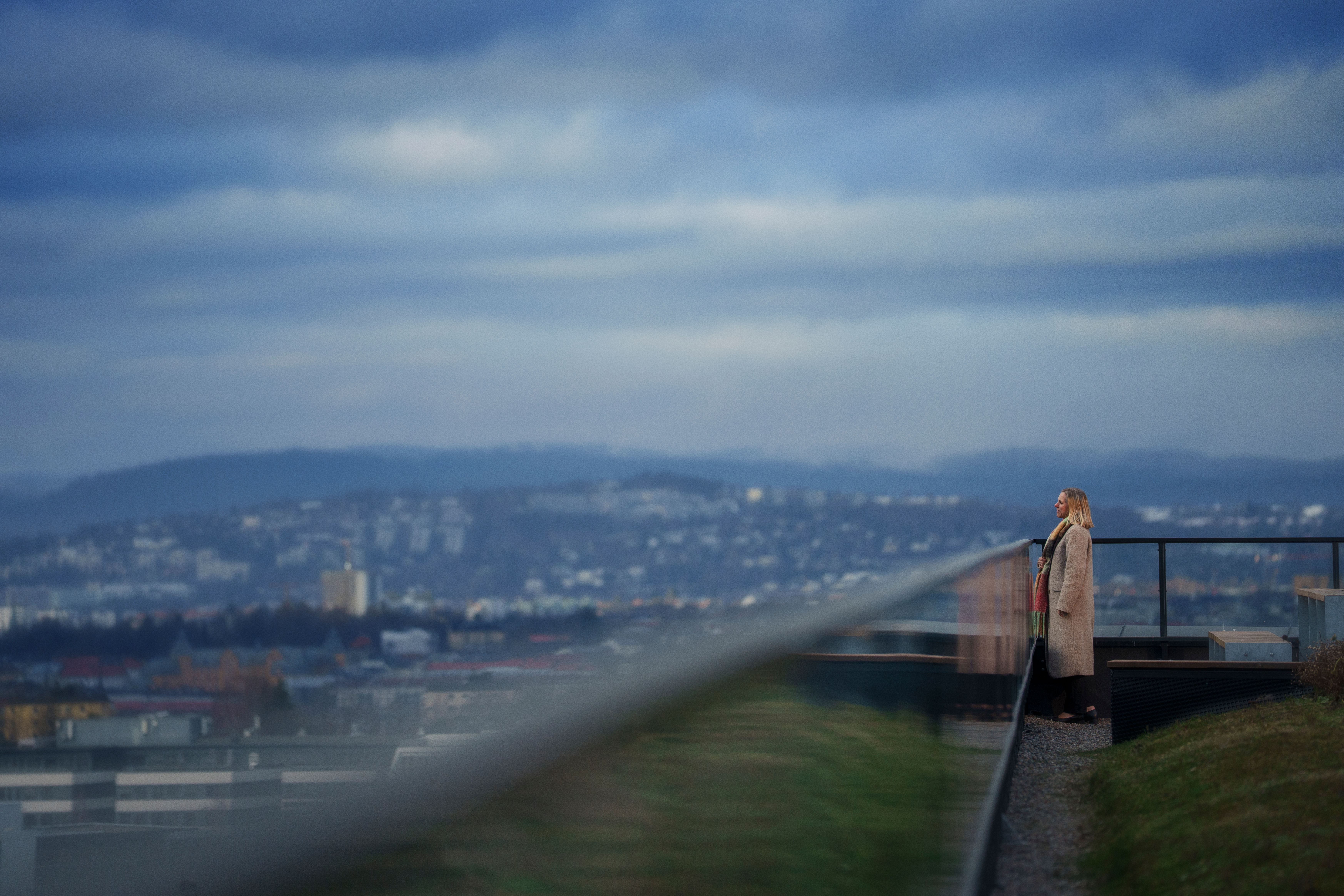 Marianne som ser ut over byen fra taket av Construction City.