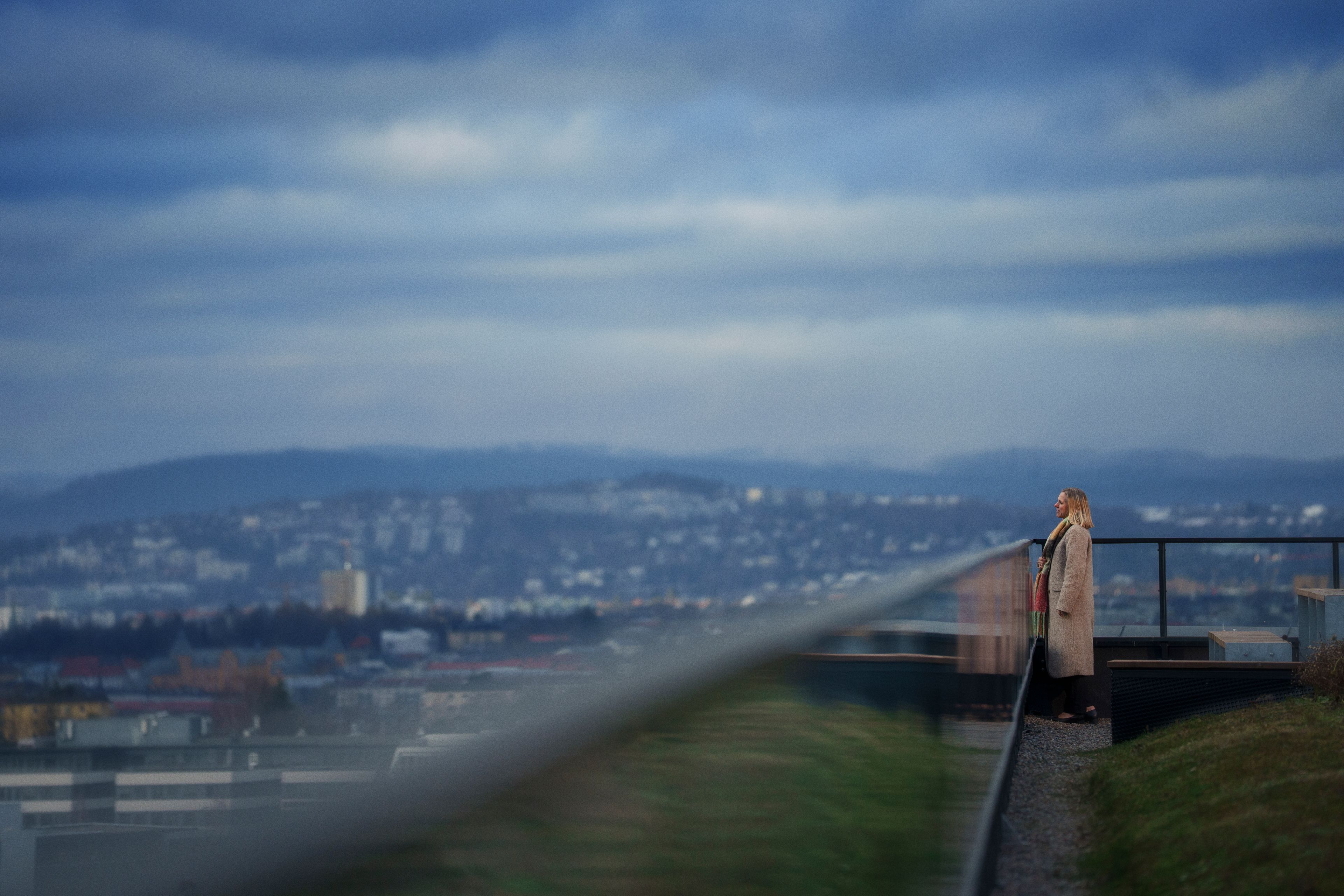 Marianne som ser ut over byen fra taket av Construction City.