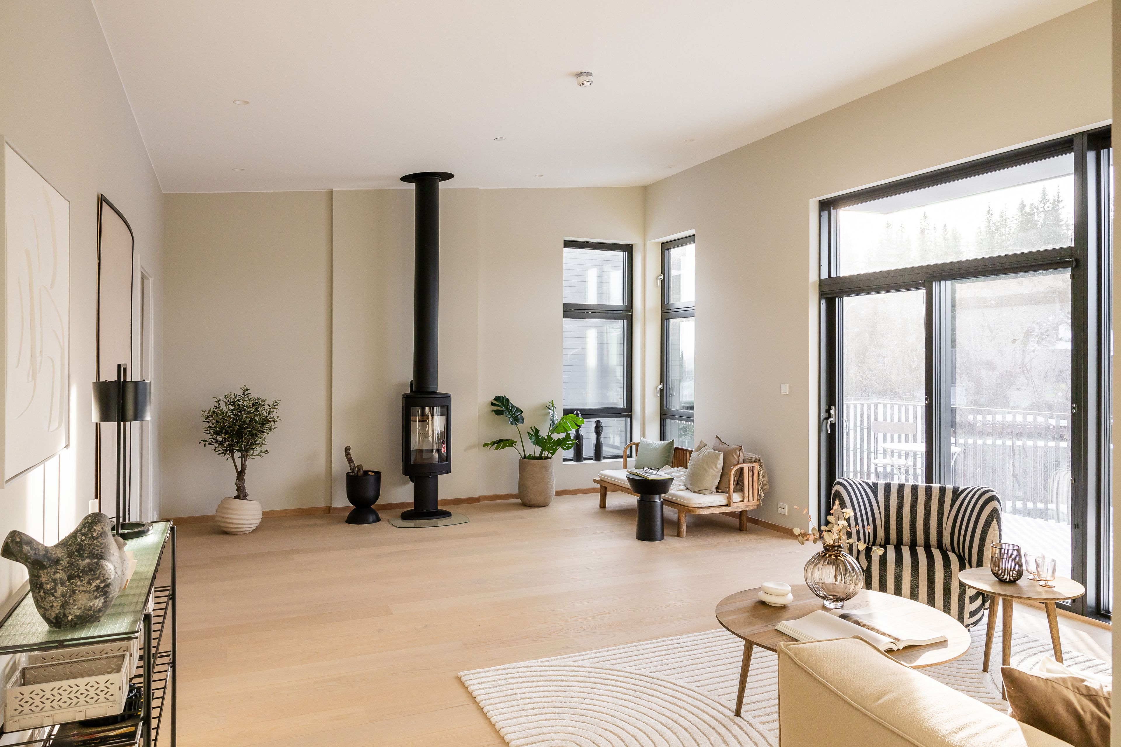 Foto av stor stue med sofa, peis og stort gulvareal.