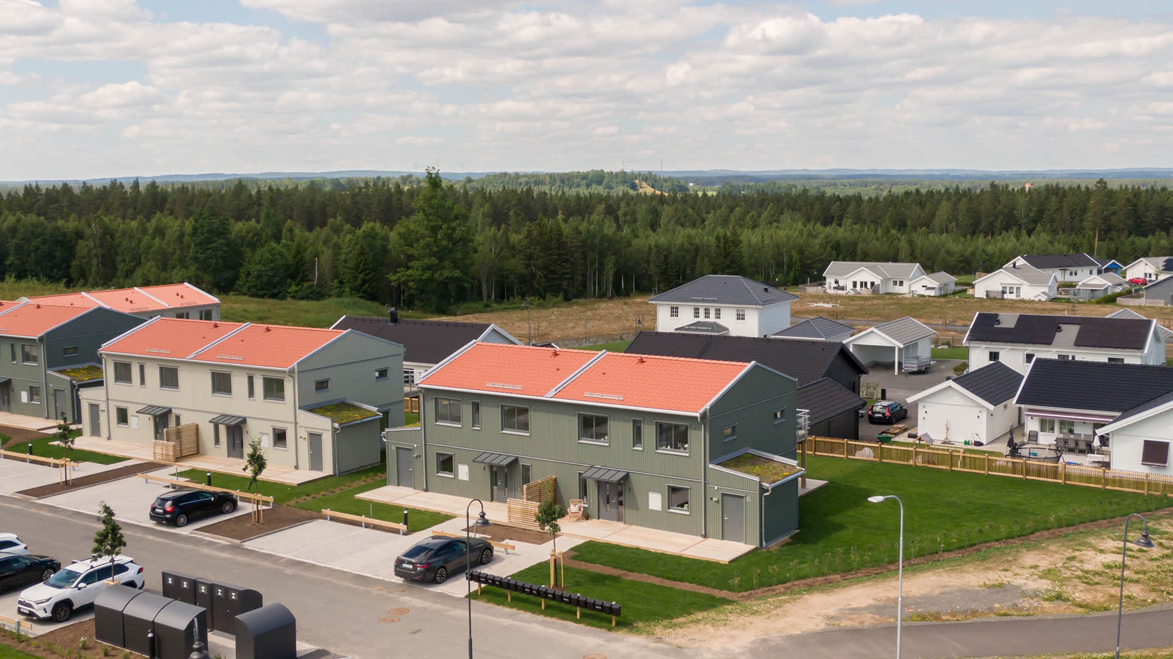 Parhus längs en lummig gata