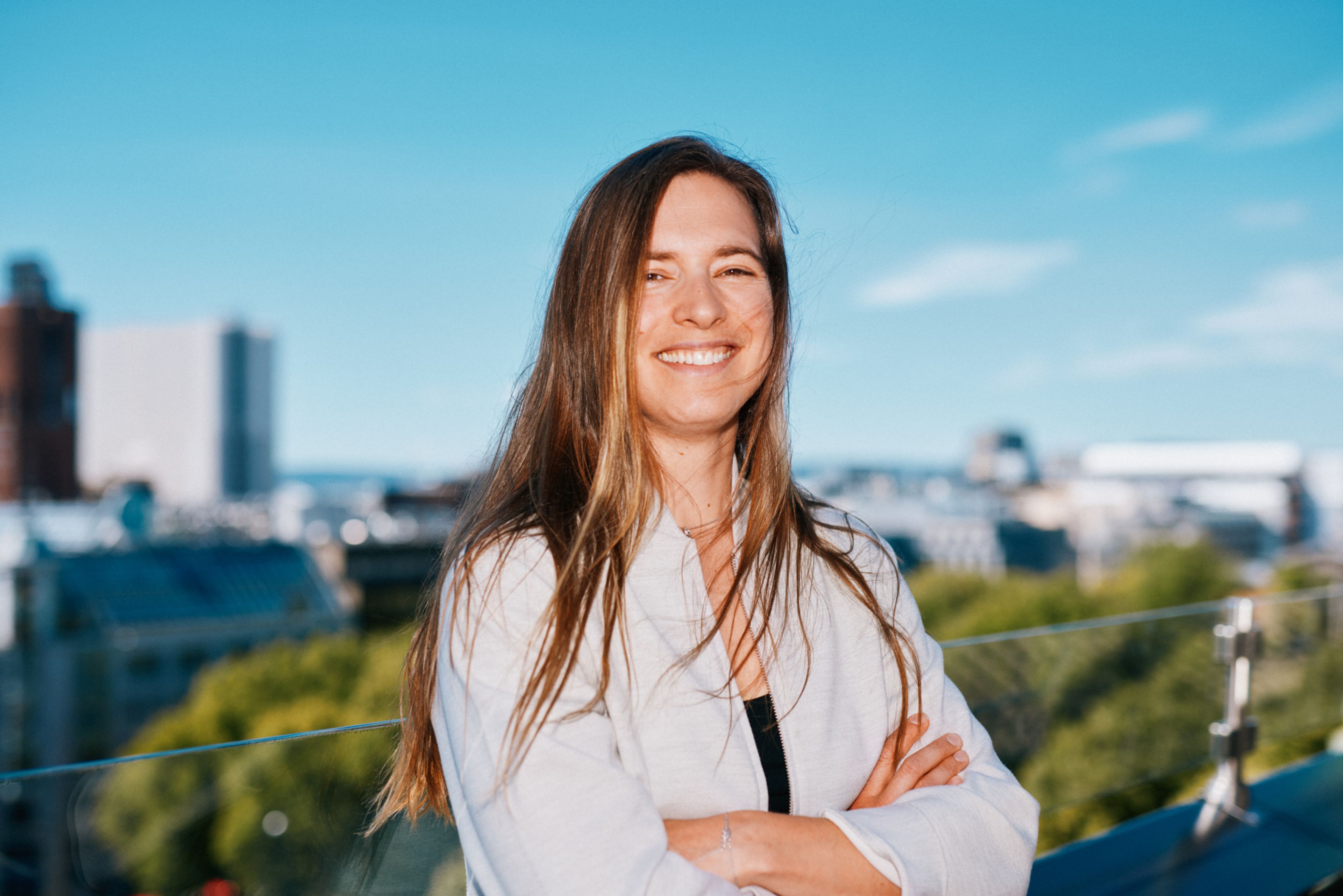 Inga Strümke har armene i kryss. Bak henne er det utsikt over Oslo.