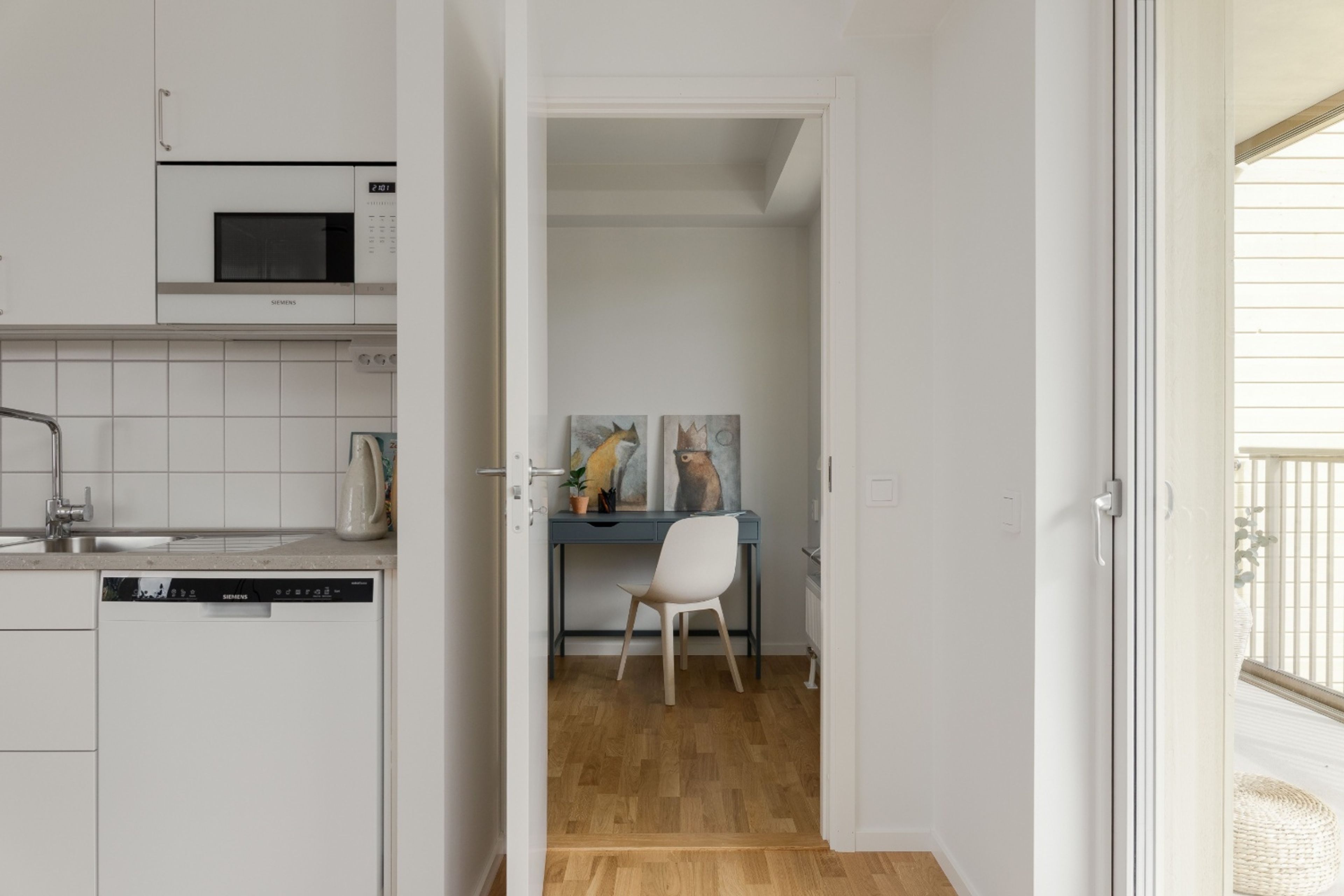 Foto på kök och öppen dörr till barnrummet