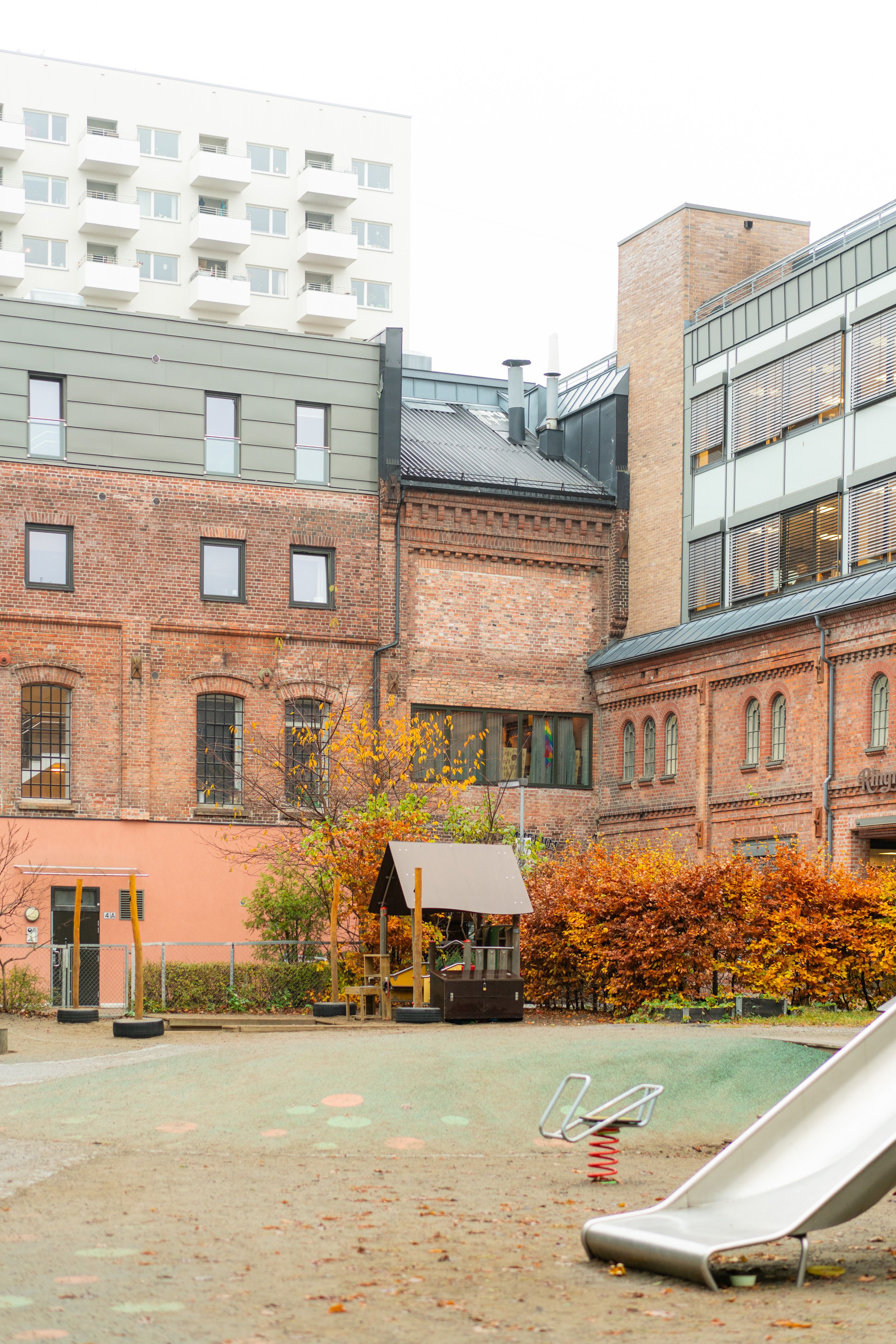 Foto av lekeplassen i bakgården til Ringnes Park Vest sameie.