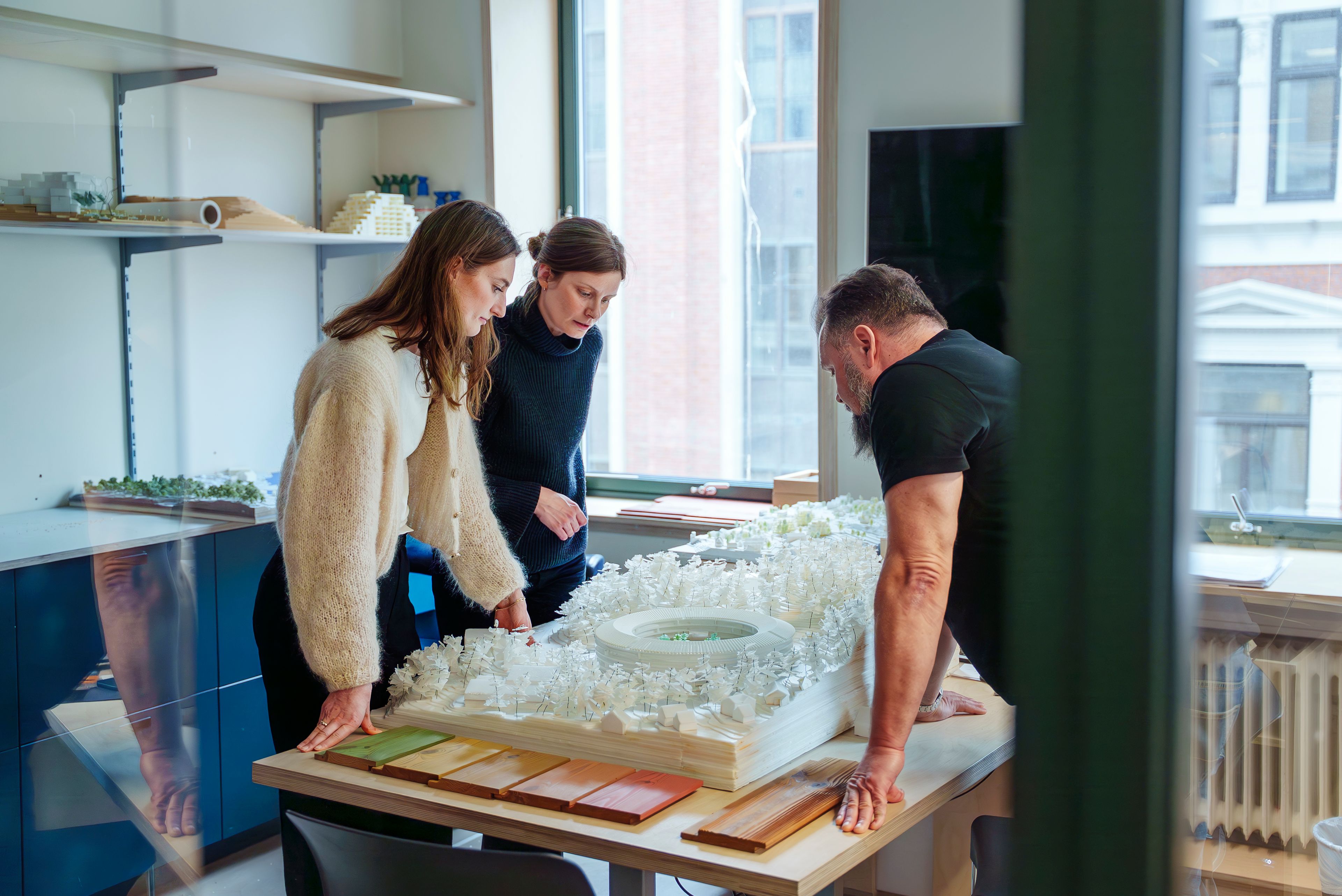 Prosjektleder Martine Teigset i OBOS ser på Oen sammen med arkitekt Bjarne Ringstad og arkitekt Siri Reisæter Rasmusse.