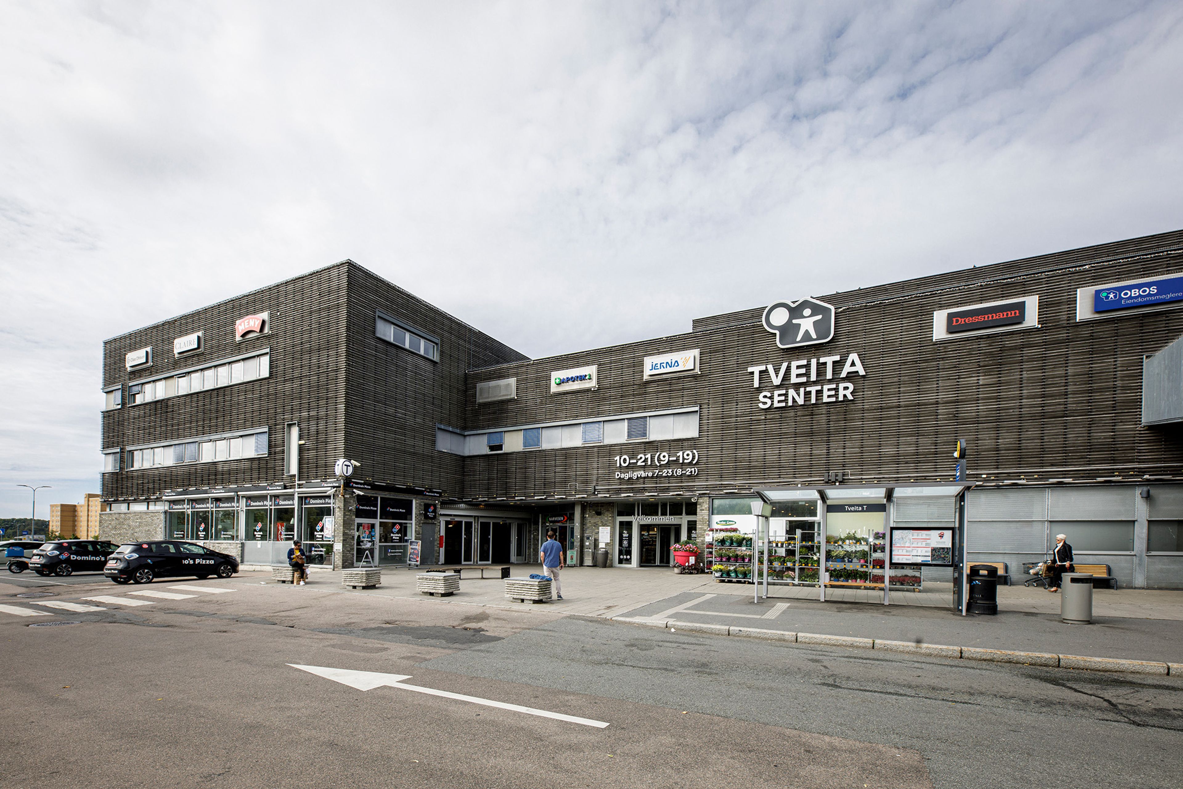 Foto av hovedinngangen og parkeringsplassen til Tveita Senter.