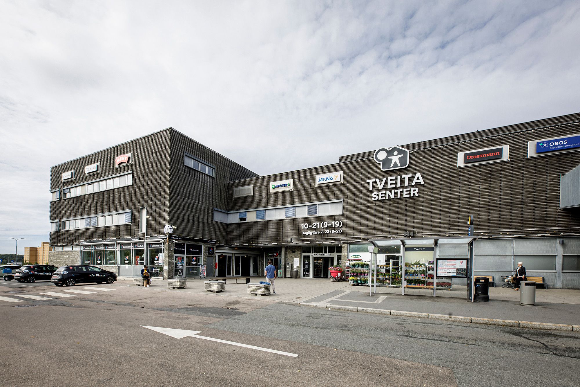 Foto av hovedinngangen og parkeringsplassen til Tveita Senter.
