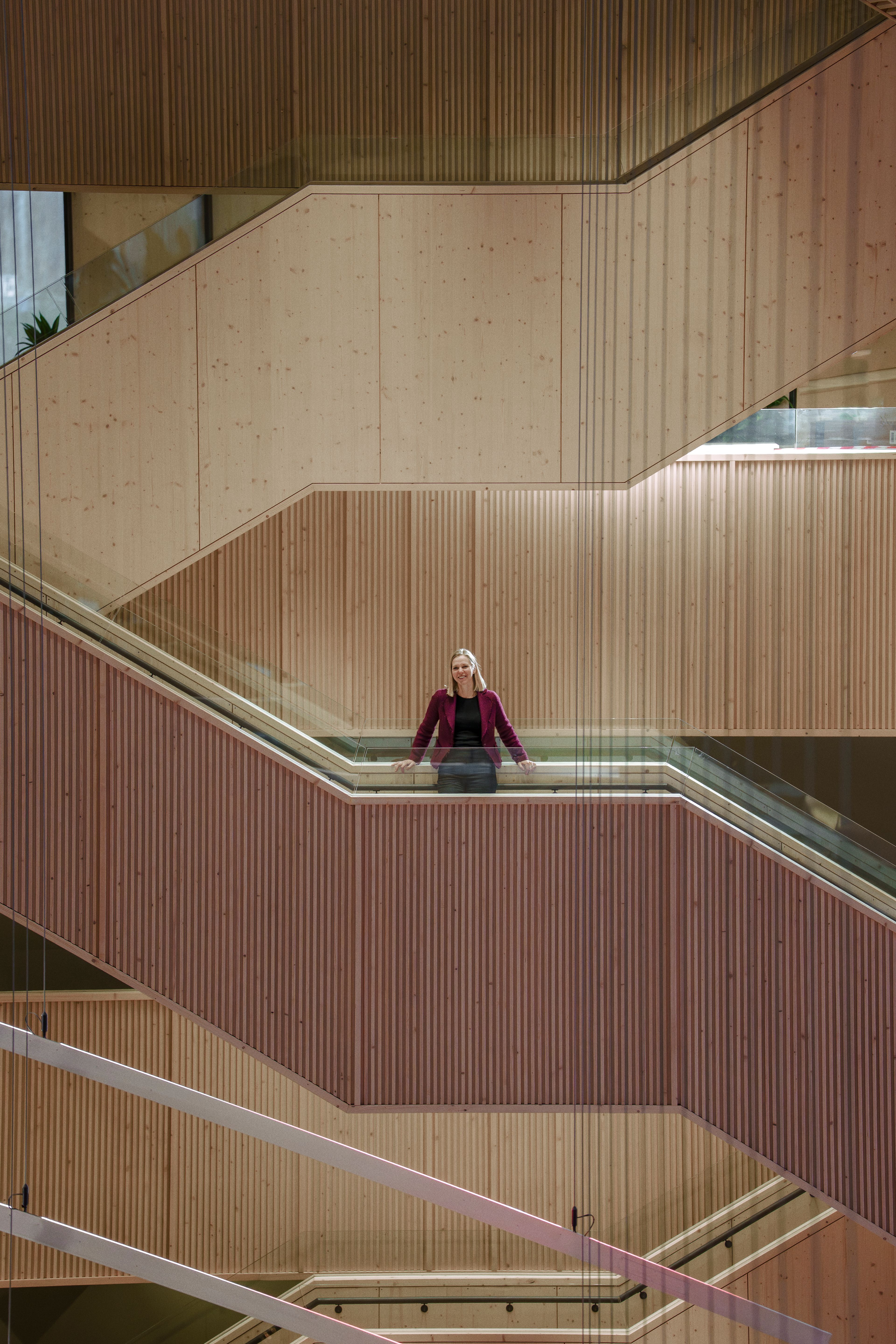 Marianne står i trappen inne i Construction City.