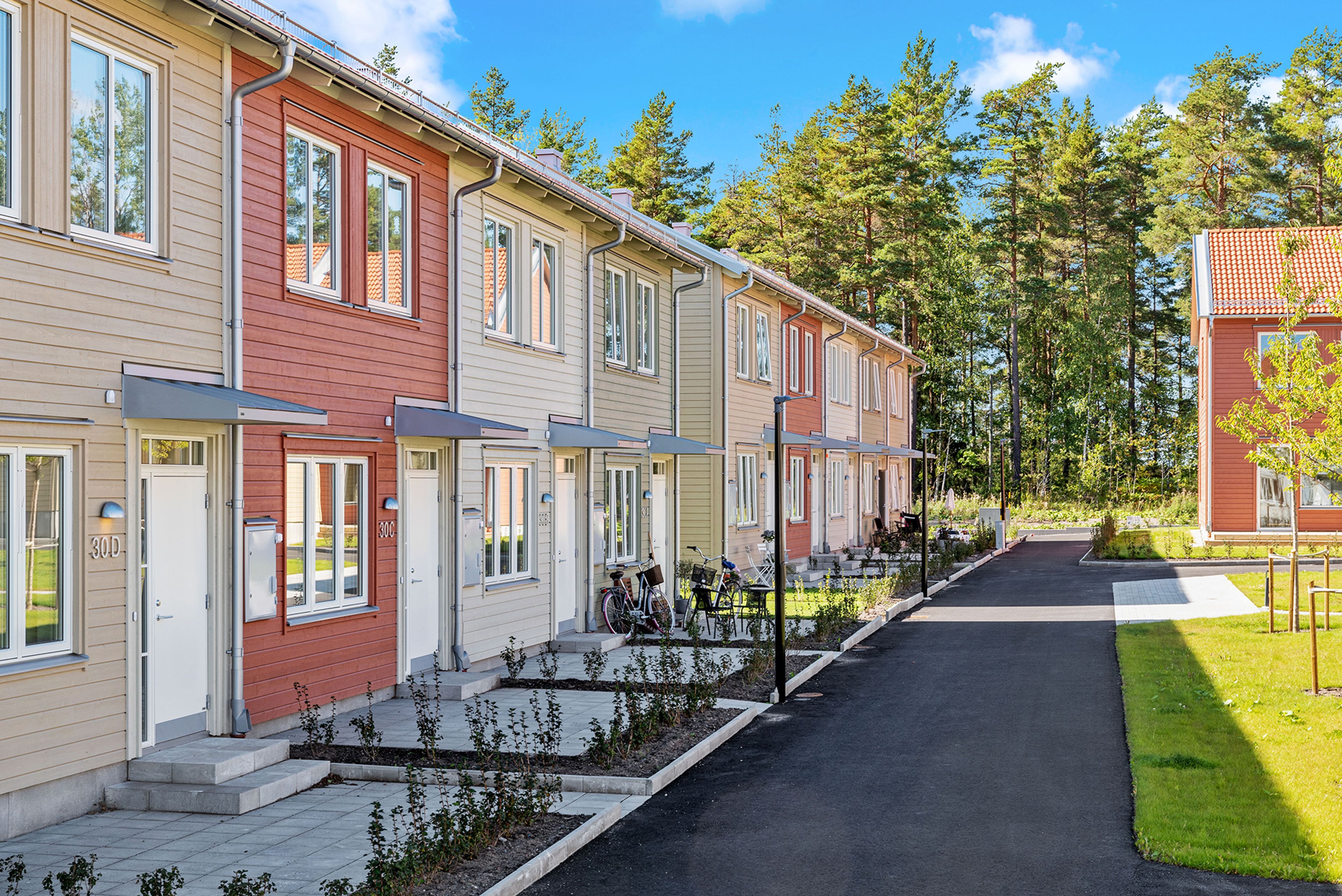 Färgglada radhus i Tallbacken