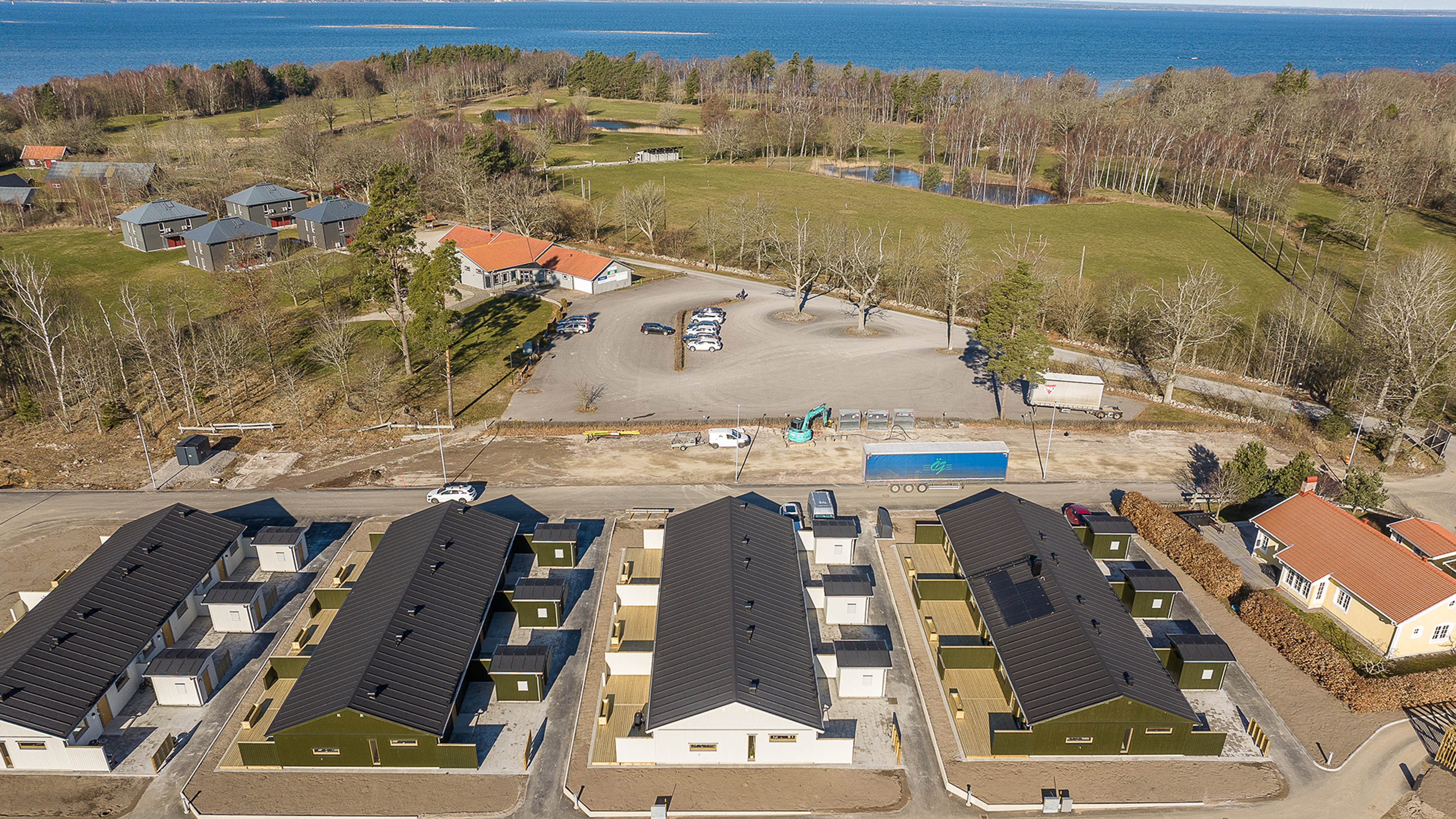 Drönarbild med havsutsikt och utsikt över Brf Golfrundan och Saxnäs golfklubb