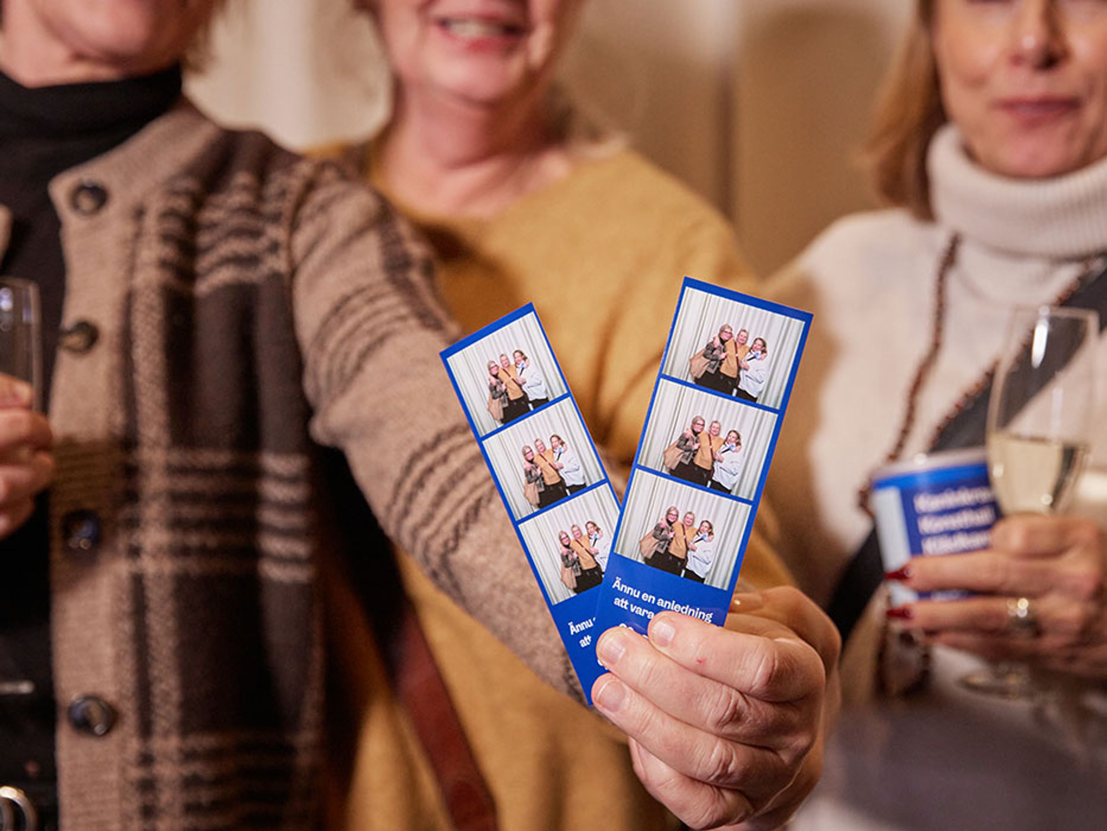 Medlemmar visar upp sin bild från fotoautomat