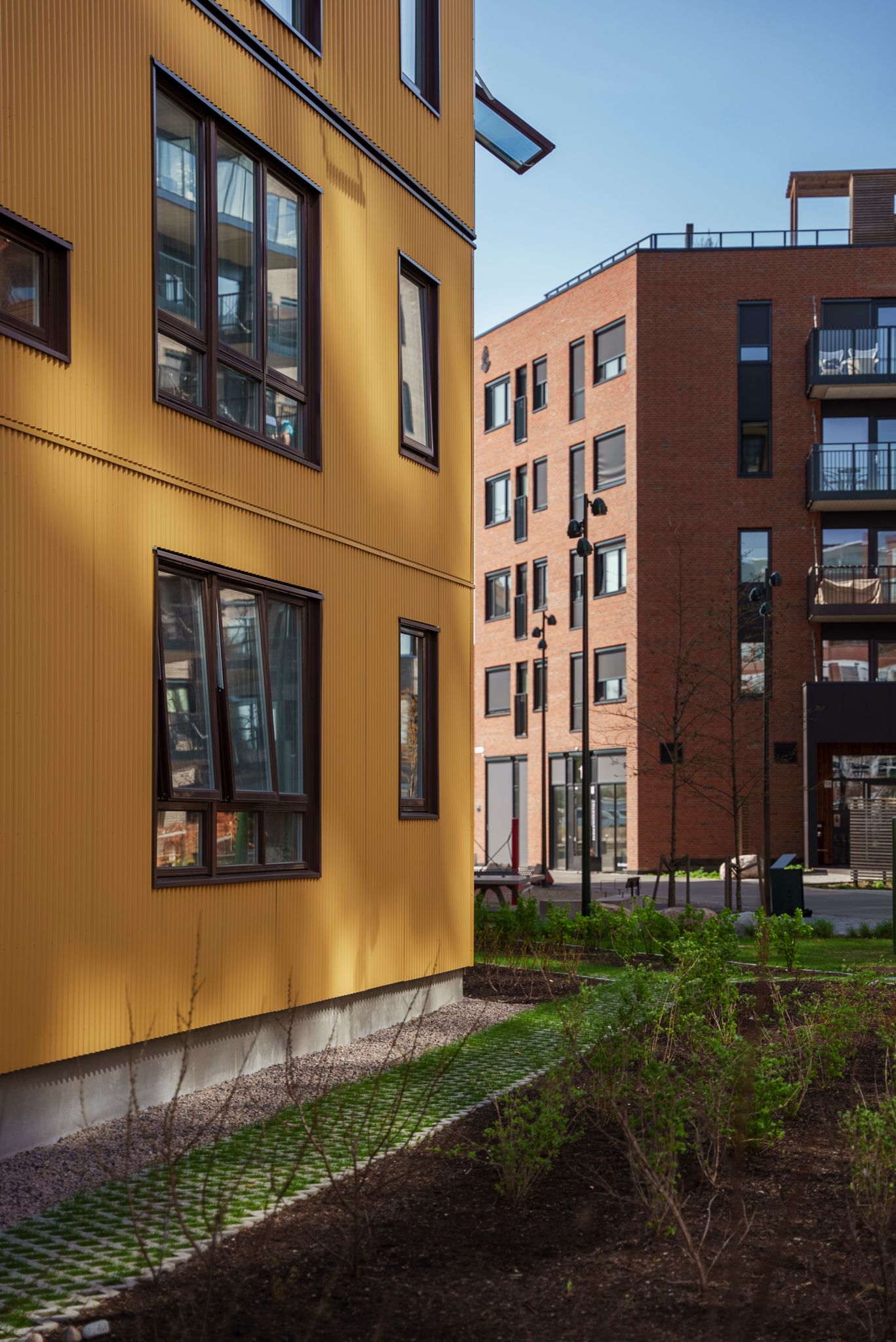 Bilde av en gul fasade av blokkbegyggelse.