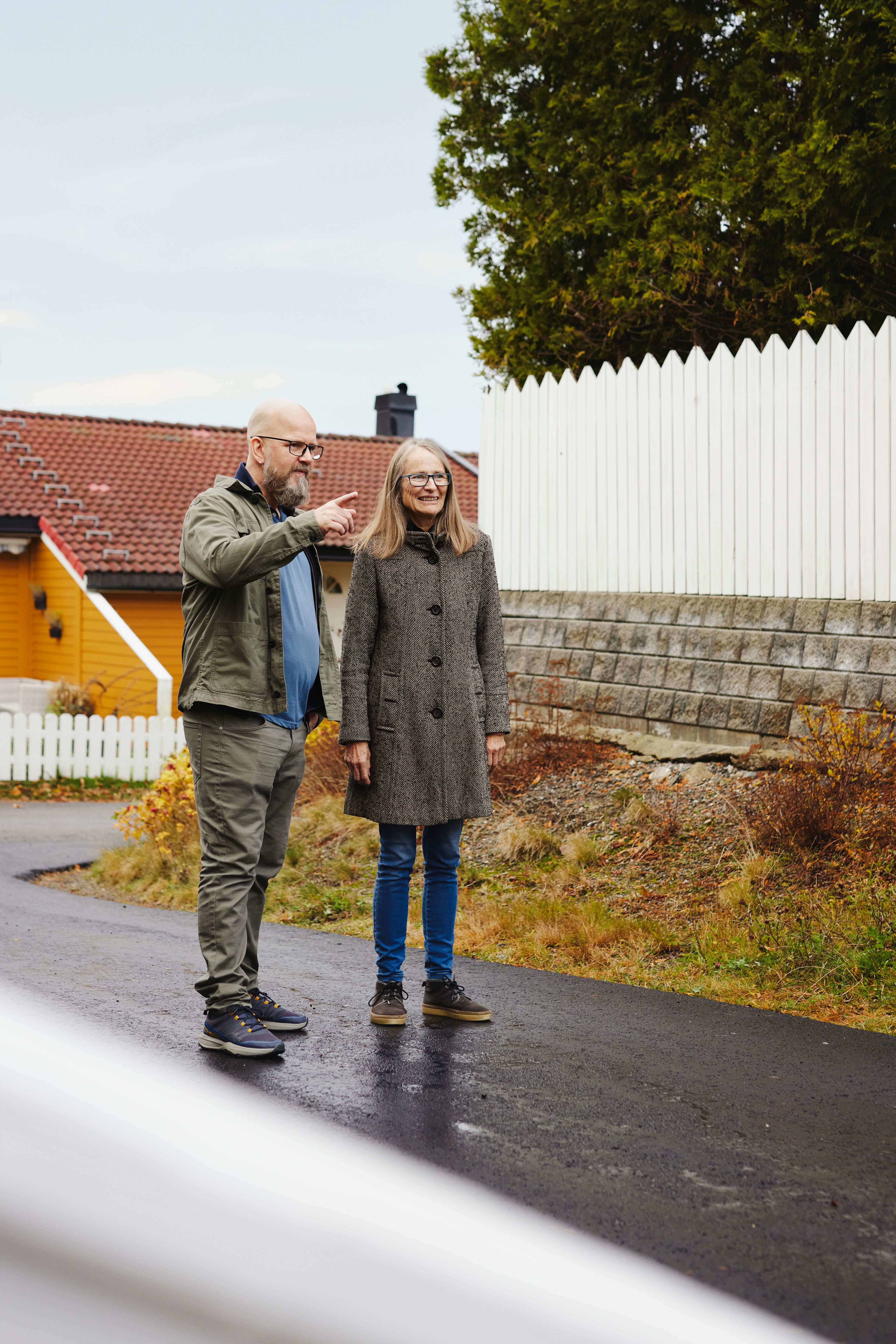 Marianne Schulerud og Ken-Vidar Ananiassen titter rundt i borettslaget sitt.