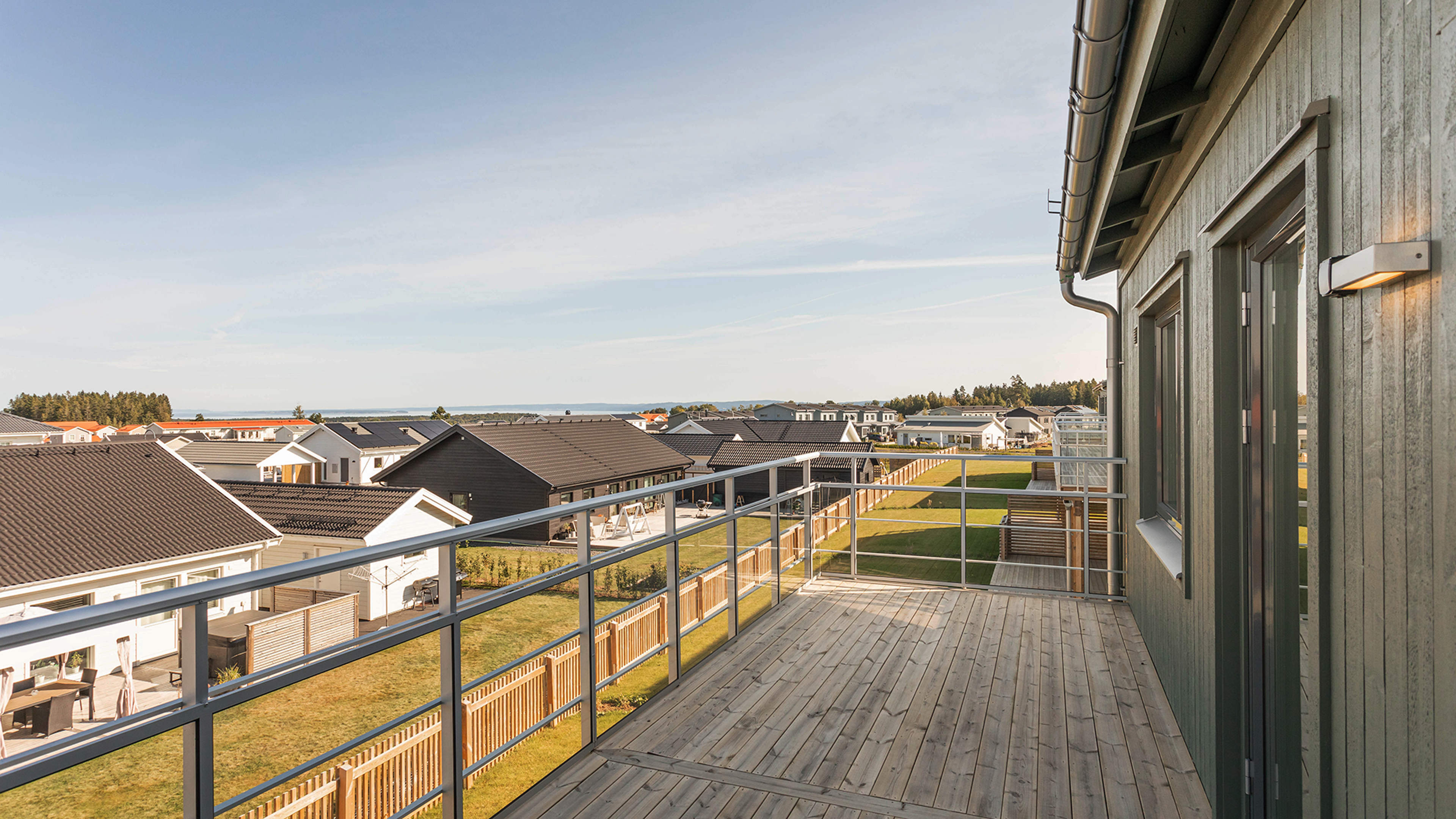 Parhus: Balkong med utsikt mot Vättern