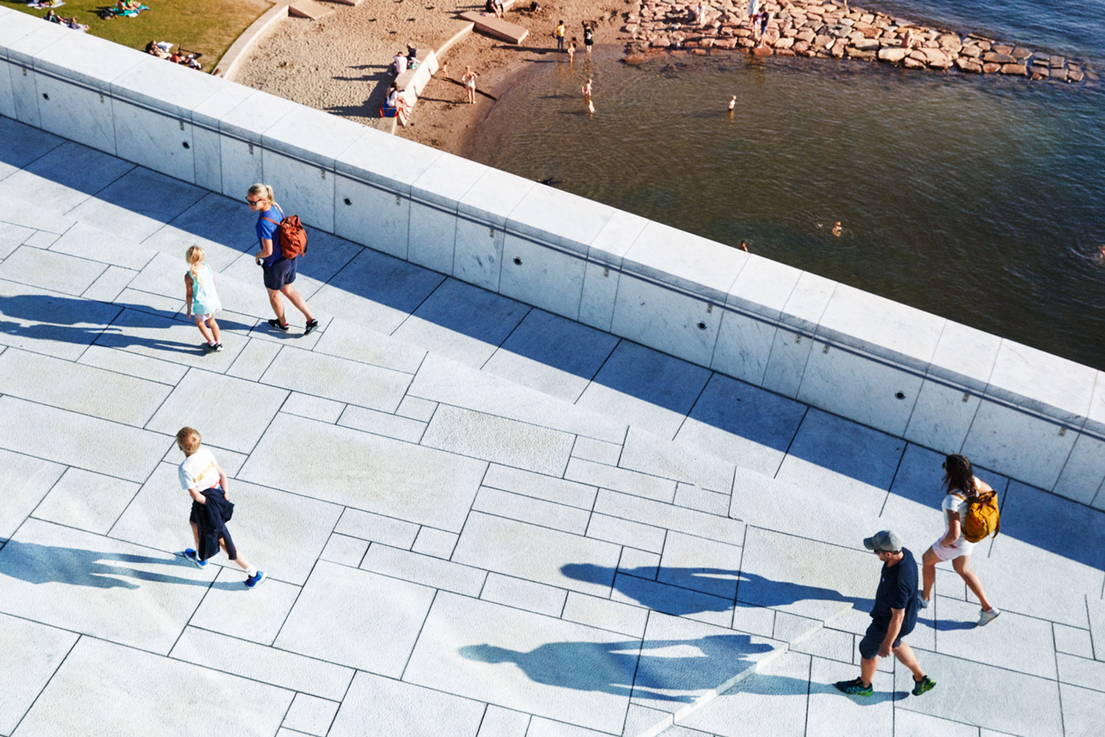 Bildet viser deler av Operahuset og den nye badestranden i Bjørvika.