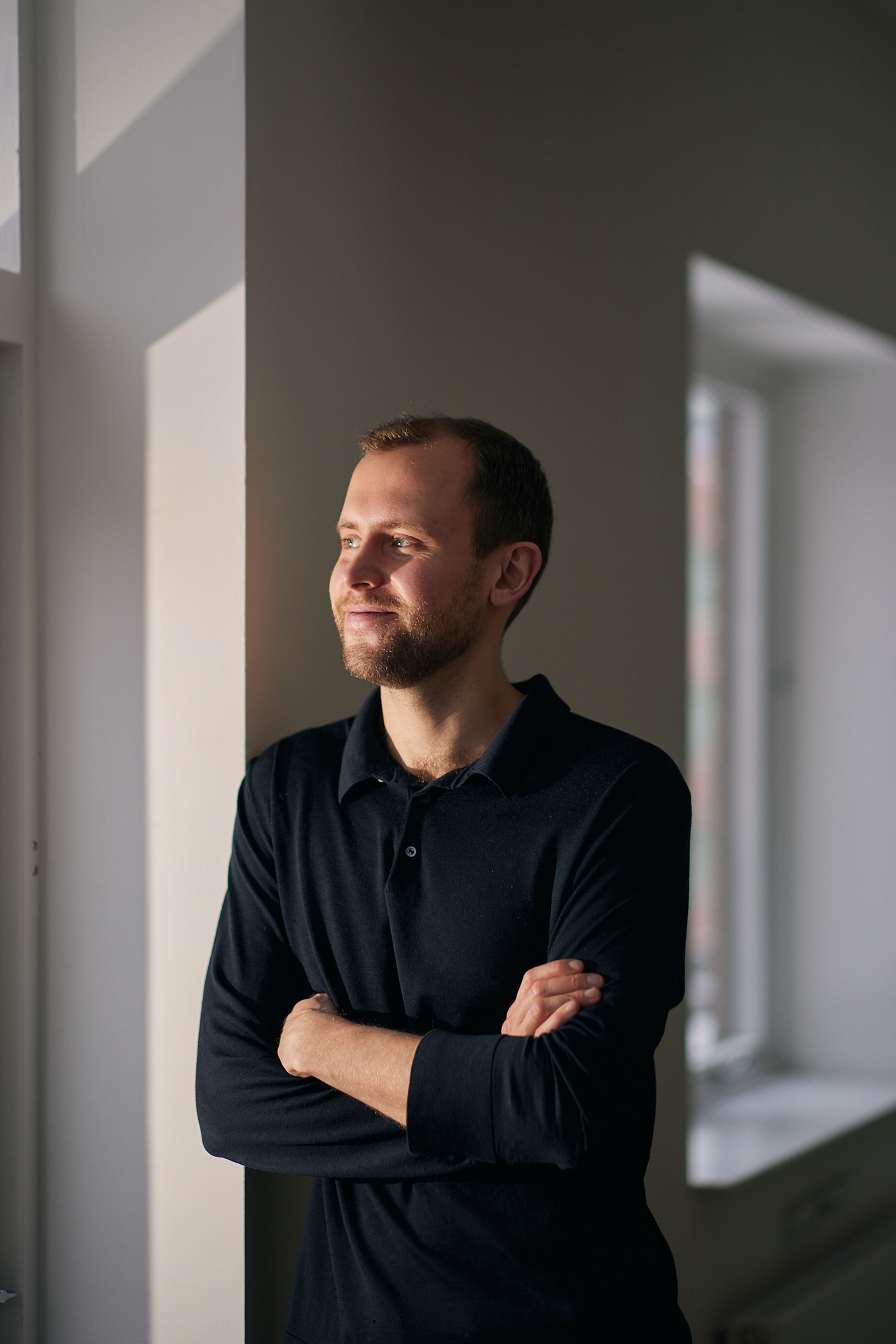 Bilde av Jakob som står og titter ut av vinduet.