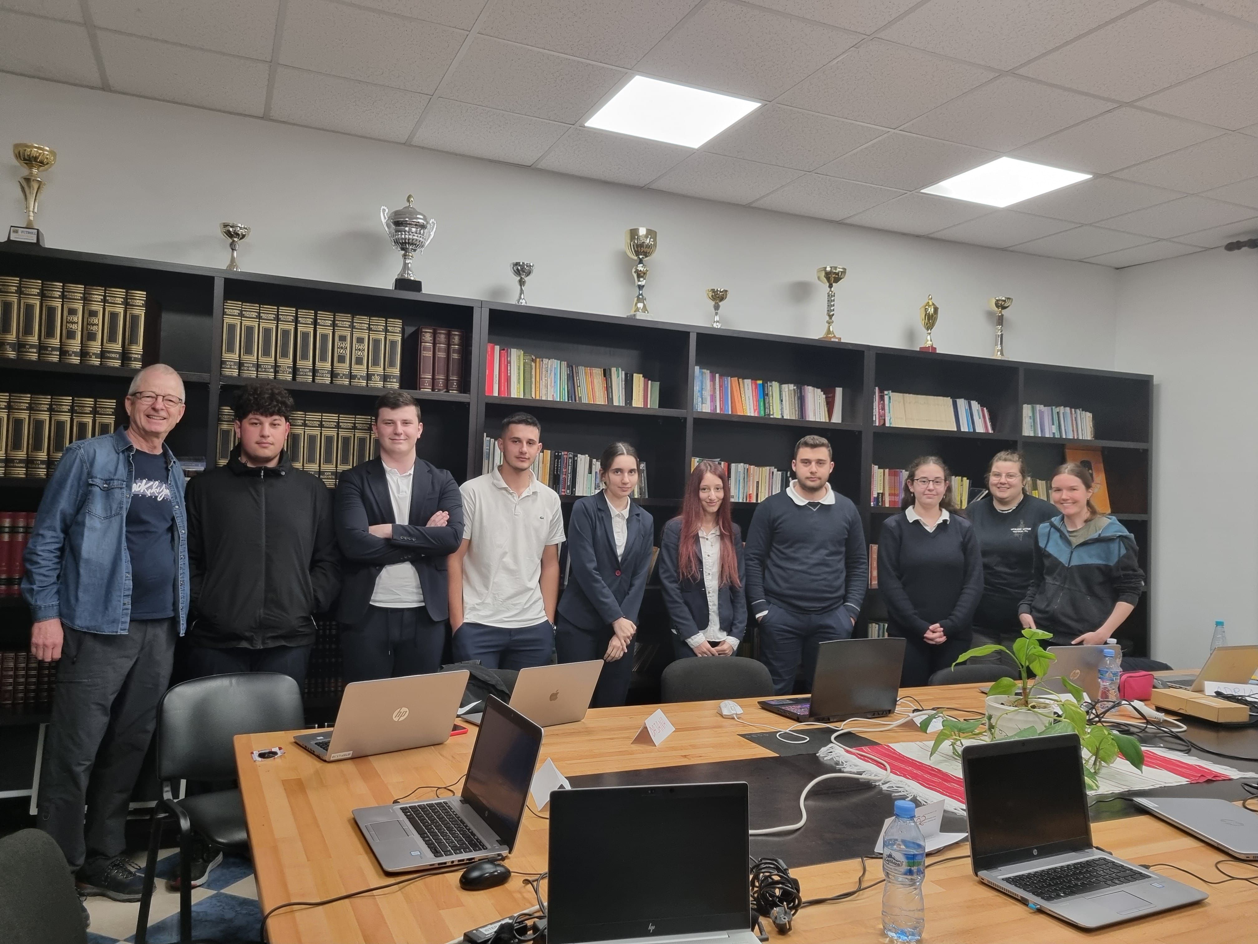 I have seen a lot, but no one sees me.