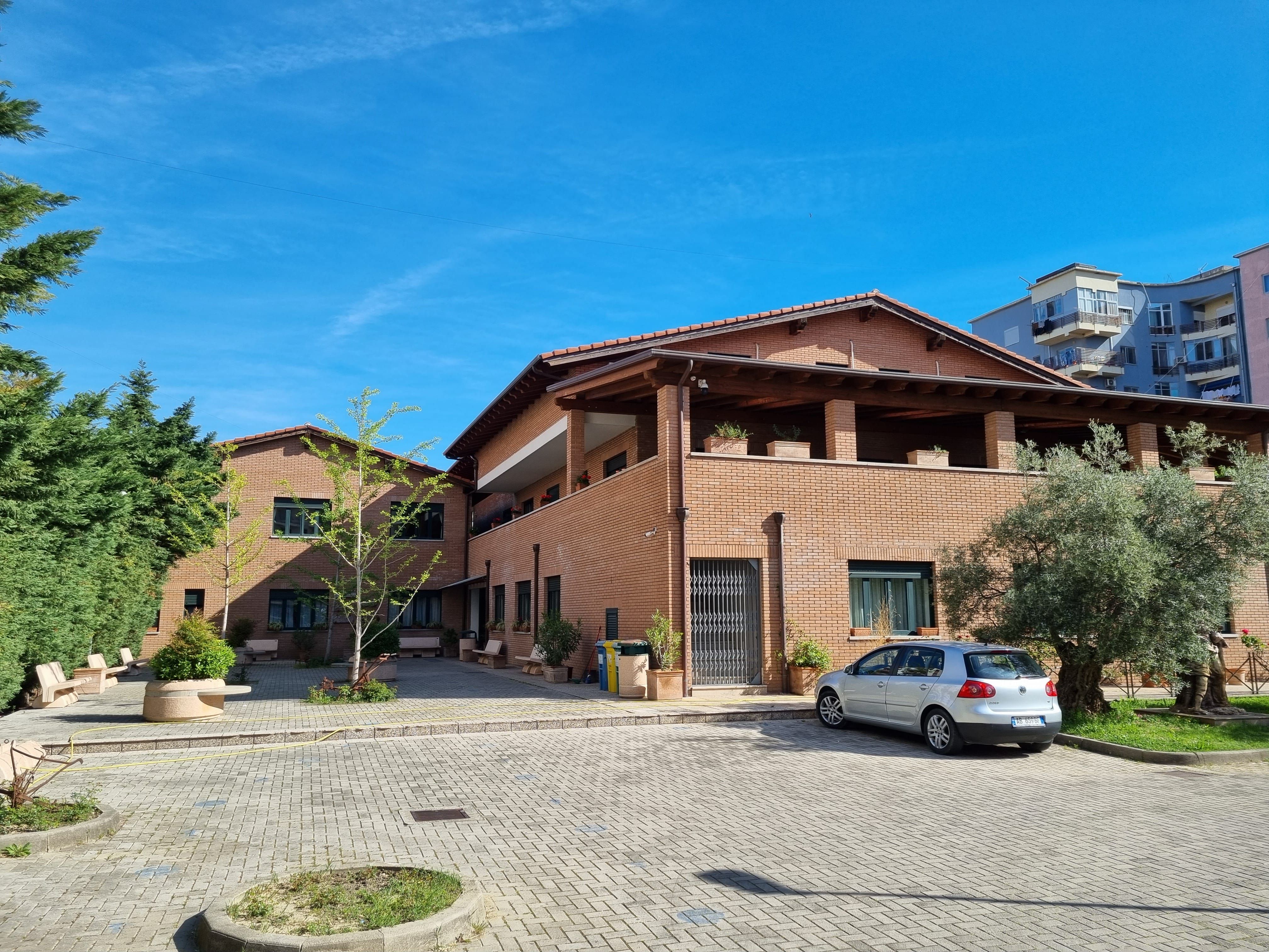 Lezha High School und Casa Rozalba I