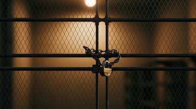 Justice : pourquoi le tout-carcéral aggrave l’insécurité et la récidive