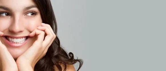 Smiling woman resting her chin on her hands