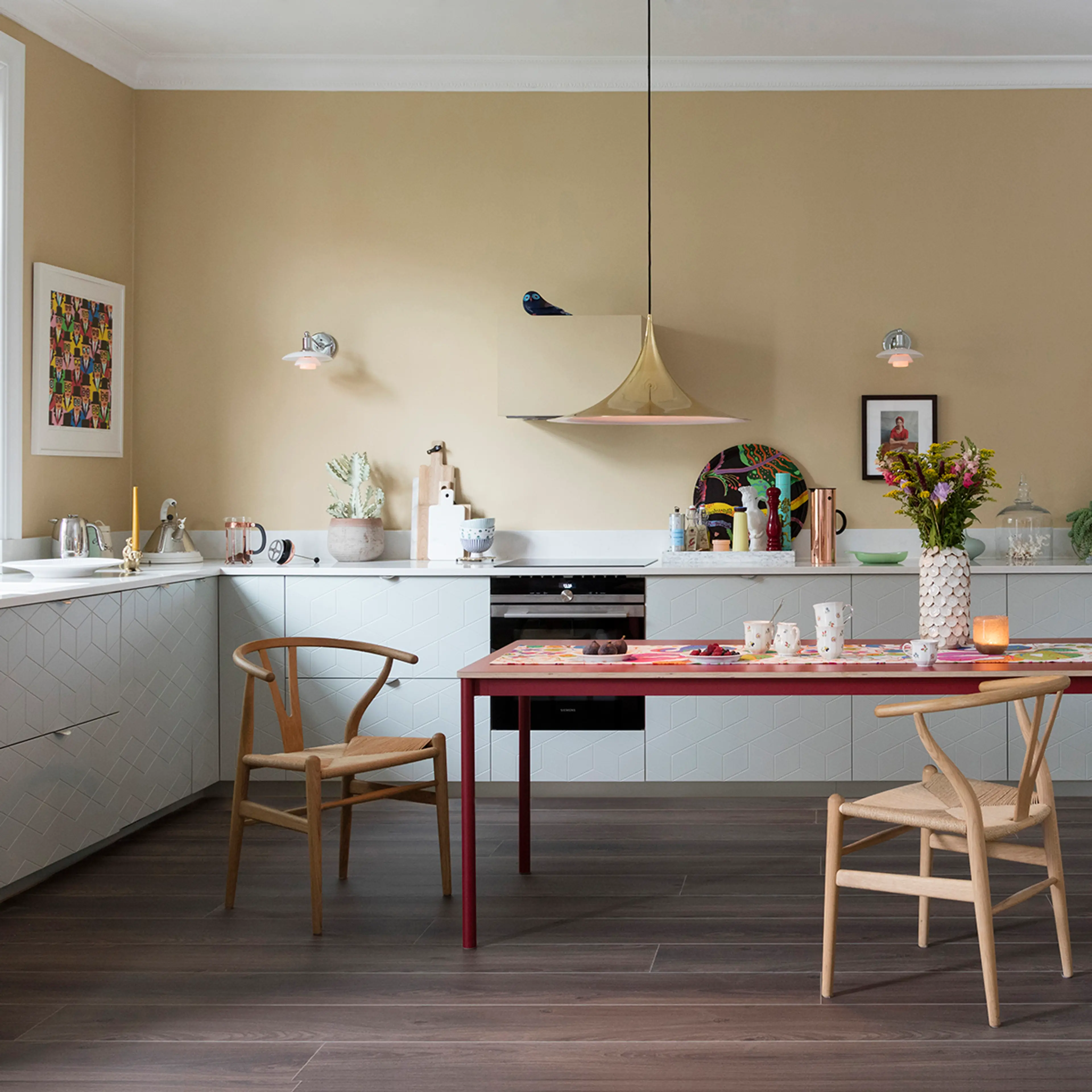 Mørkt gulv i lyst kjøkken