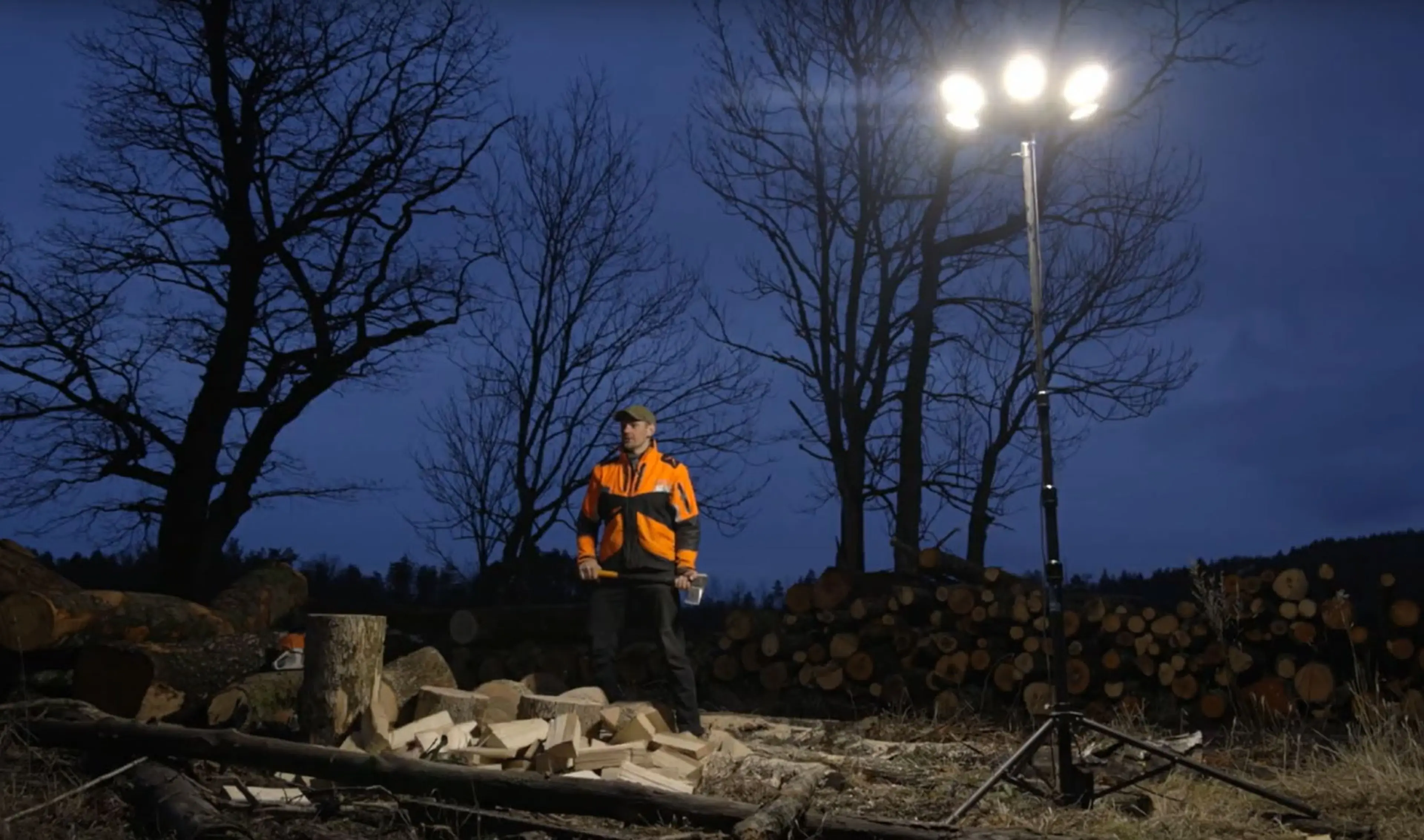 Olaf Tufte jobber ute med arbeidslampe