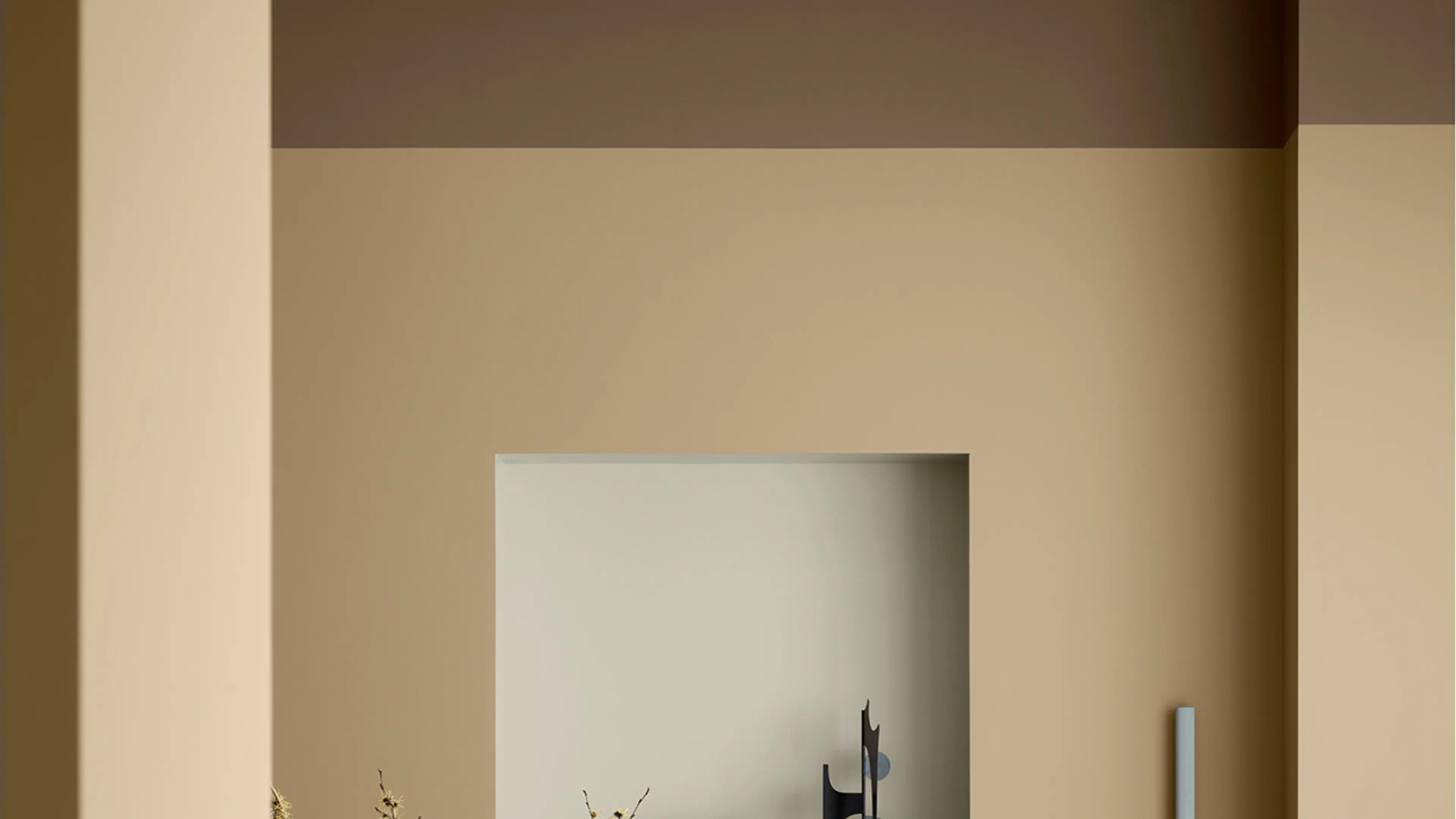 Vegg malt i 1632 Rock Sugar og 12075 Soothing Beige og tak malt med den brune fargen 12291 Soft Brown fra Jotuns nye fargekart CANVAS.