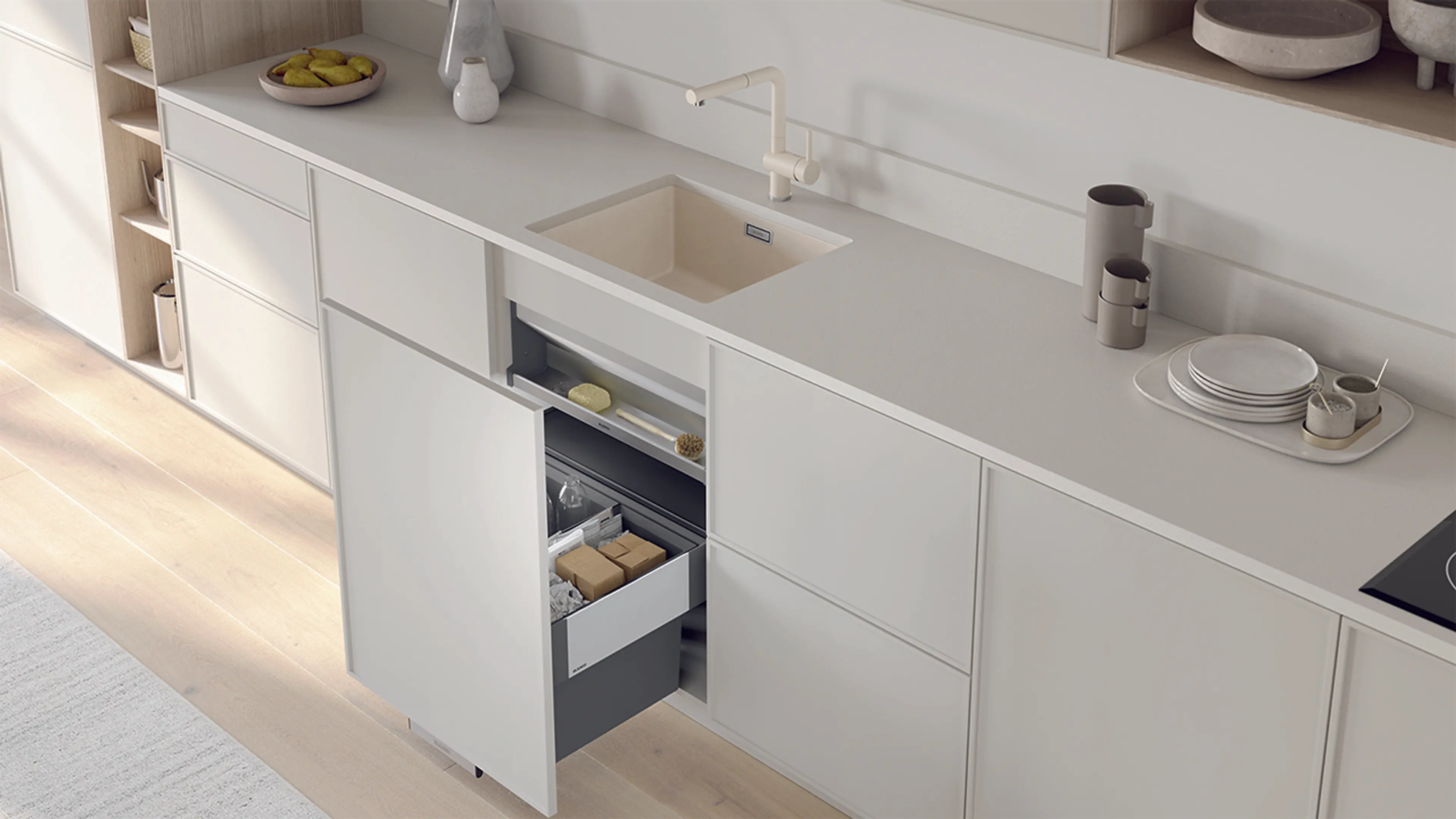 Lyst kjøkken med lys benkeplate, matchende kjøkkenvask og blandebatteri og smart søppelsortering.