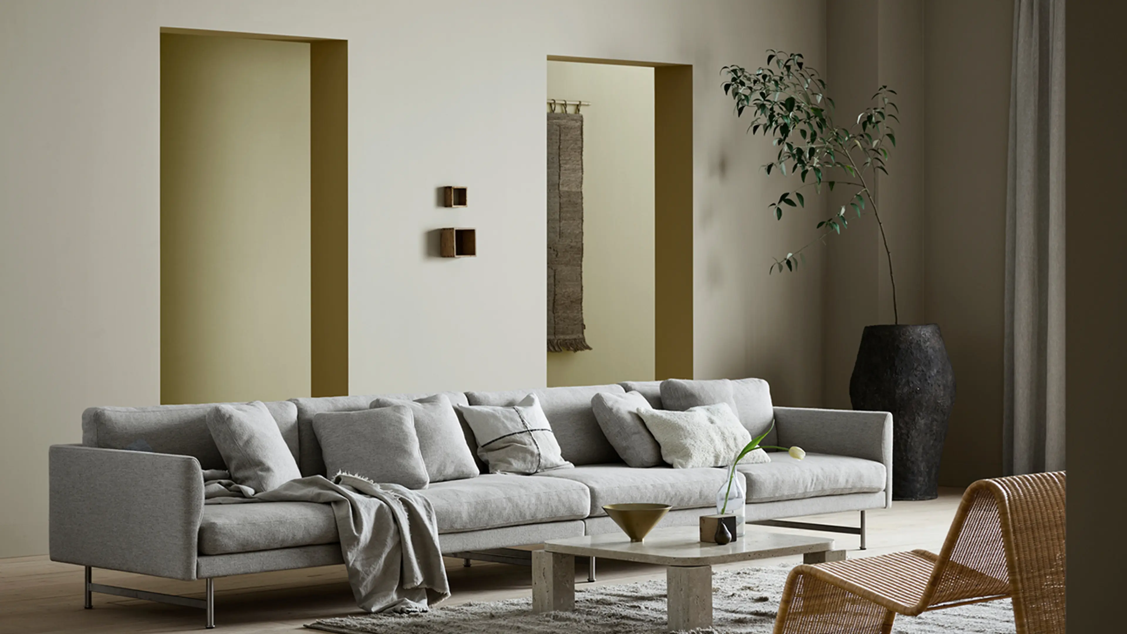 Stue malt i fargene 12290 Antwerp Beige, 12075 Soothing Beige, 8583 Earthy Yellow, 0288 Mexico og 1376 Mist fra Jotuns nye fargekart CANVAS.