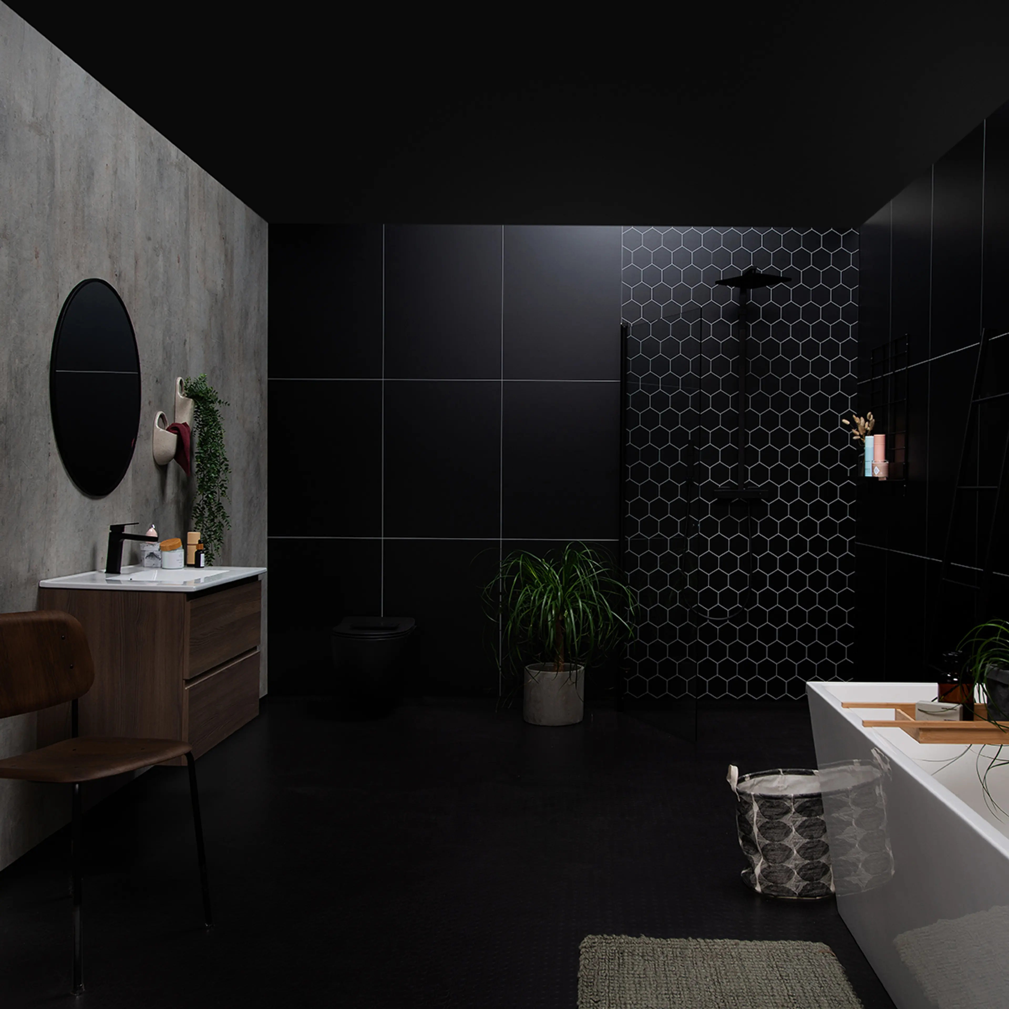 Mørkt baderom med baderomplater på veggene