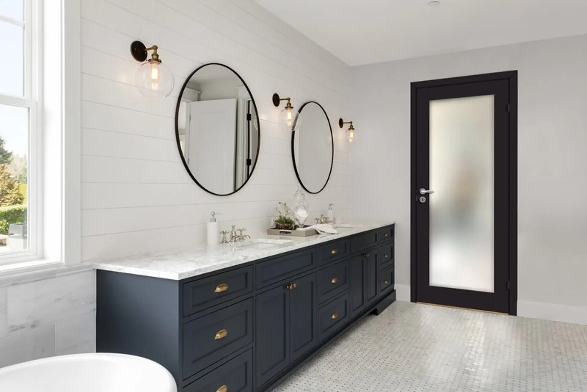 moderne bad med svart dør og frostet glass