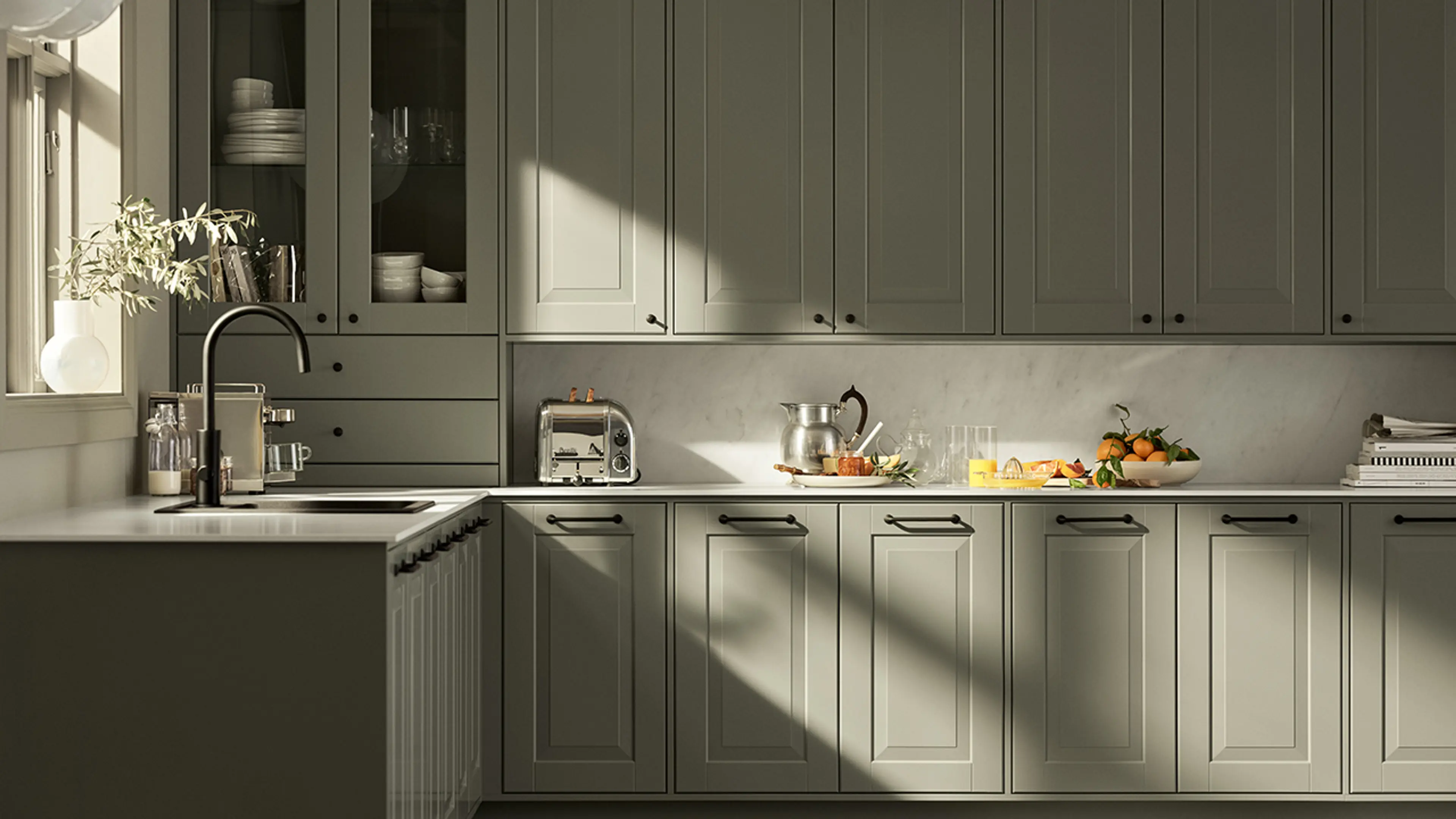 Landlig kjøkken med dus grønn farge og profilerte fronter.