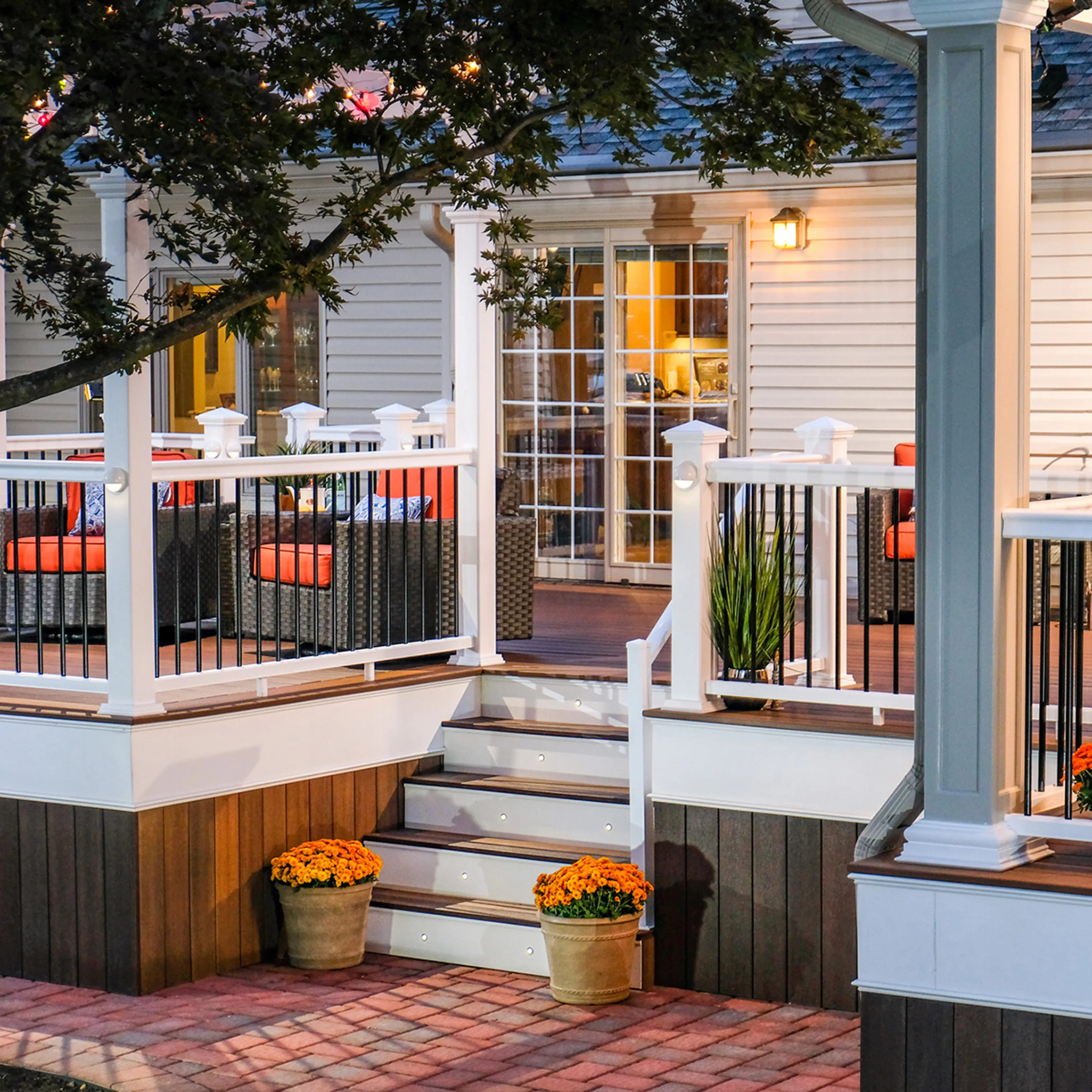 Trapp til veranda med rekkverk