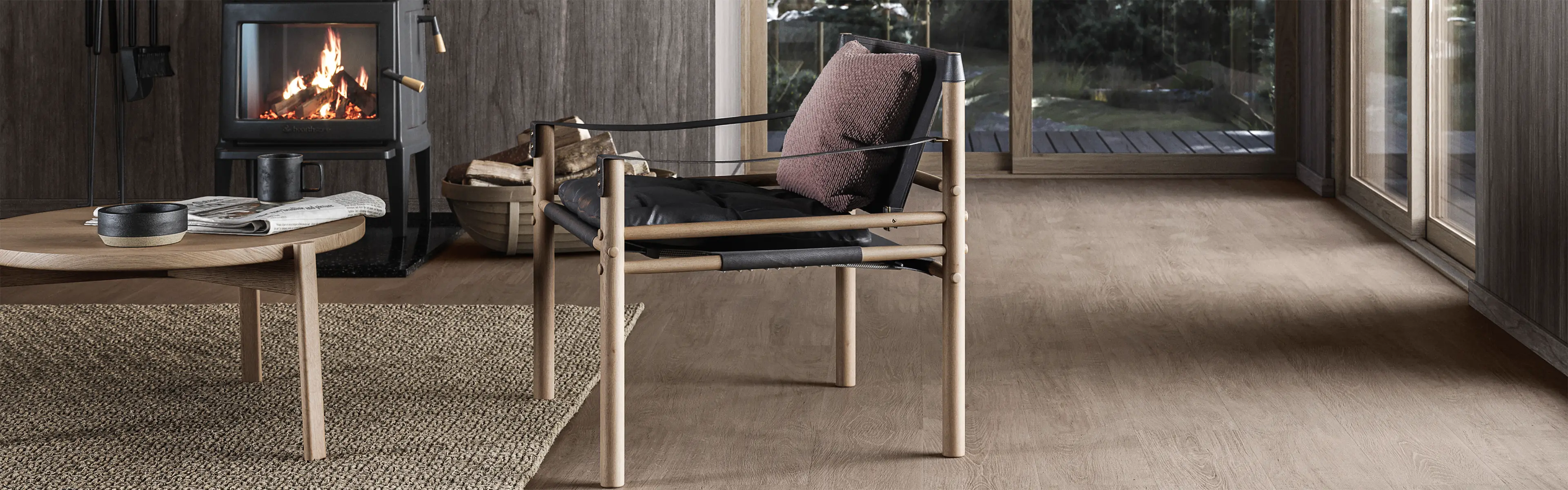 moderne hytte med mørkt gulv og møbler i skandinavisk design