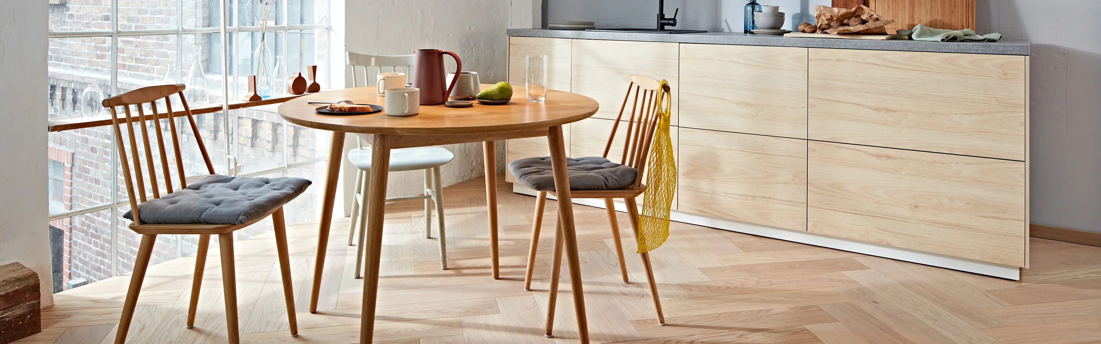 skandinavisk spisebord med lys eikeparkett i fiskebeinsmønster