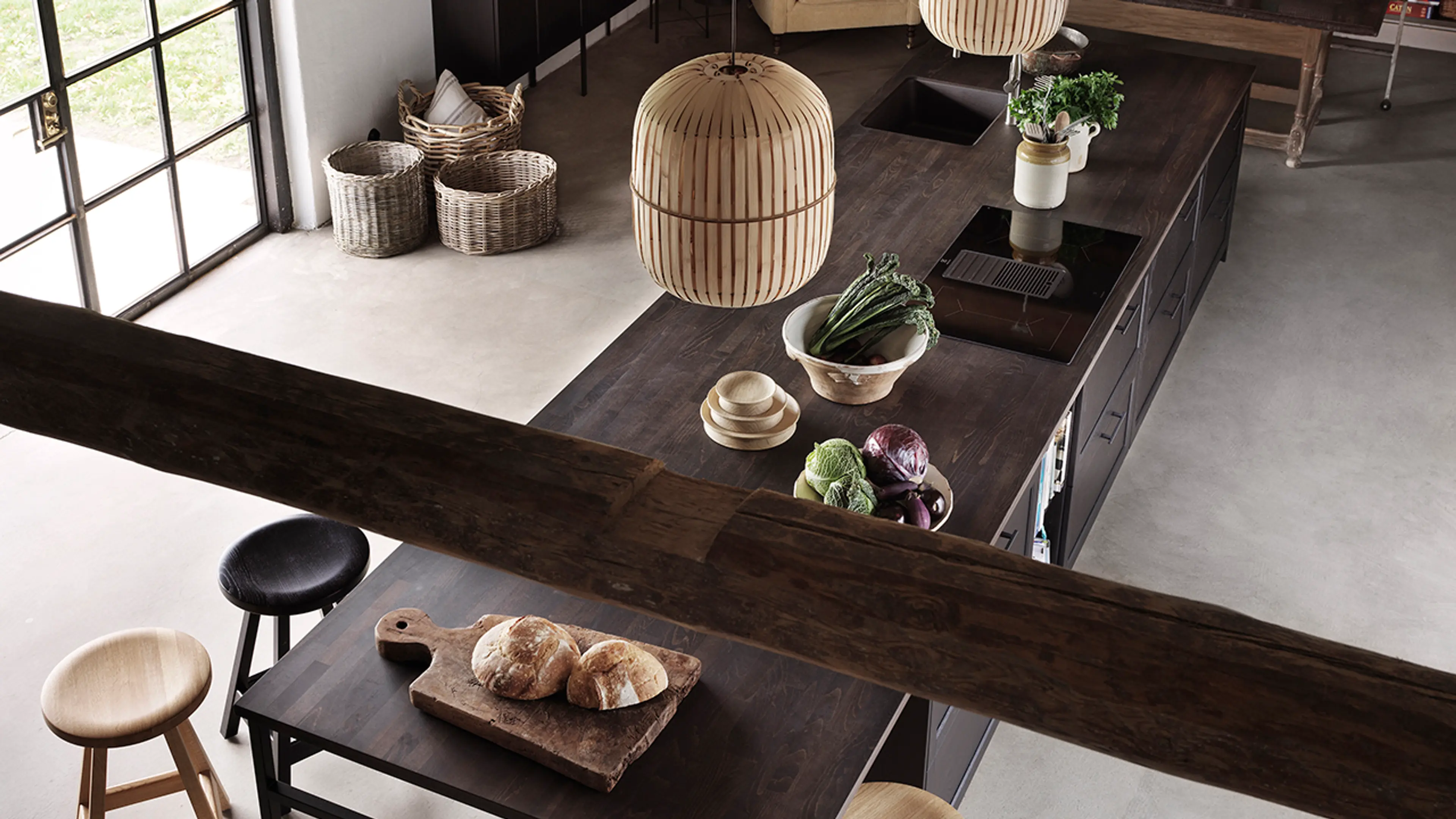 Mørk eik benkeplate på kjøkkenøy.