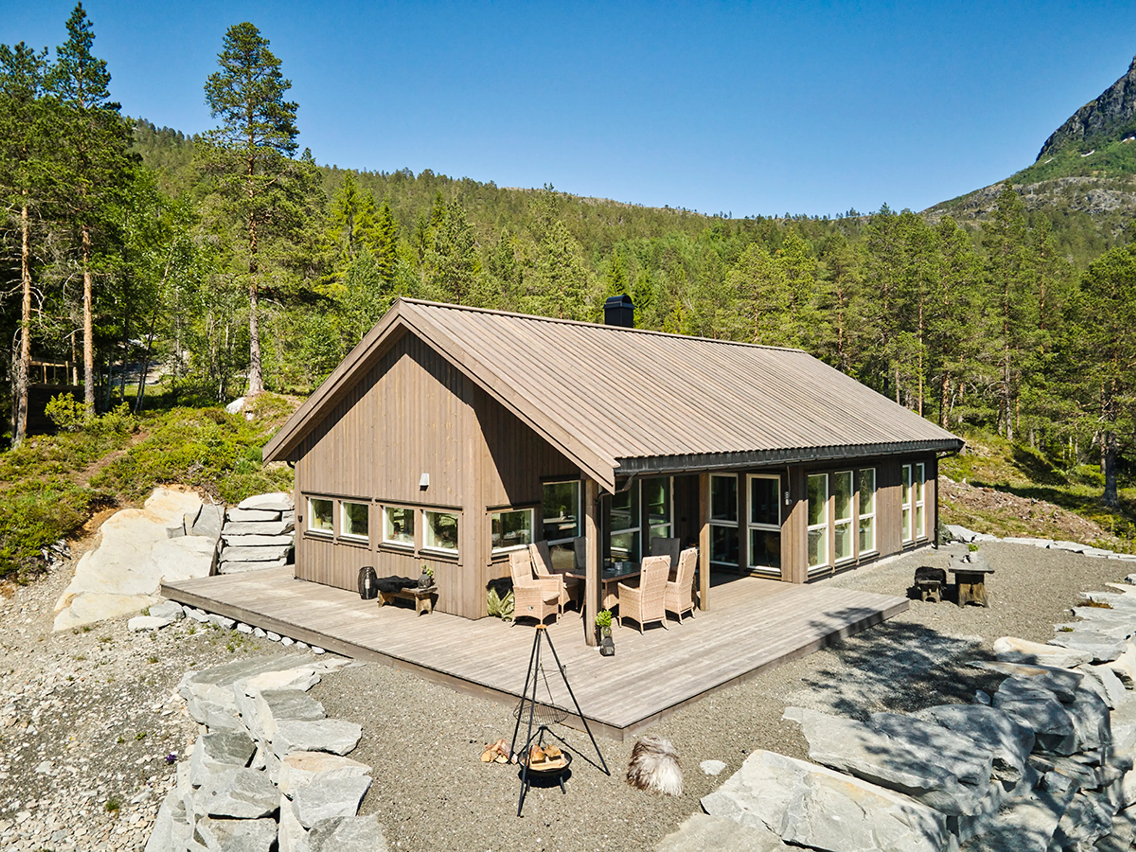 nybygd hytte i fjellterreng