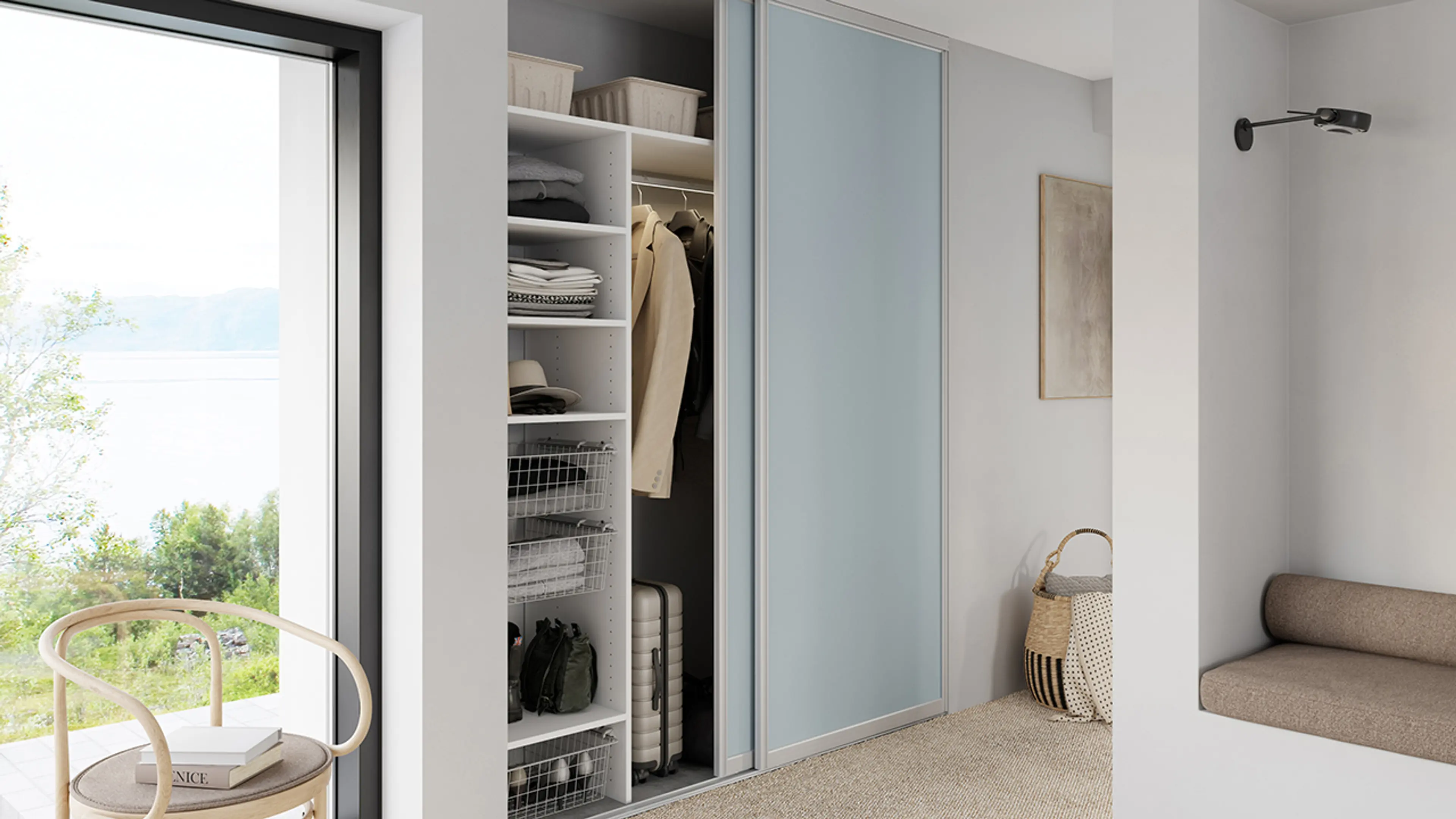 Langlo garderobe i entré med skyvedører i lys blå.