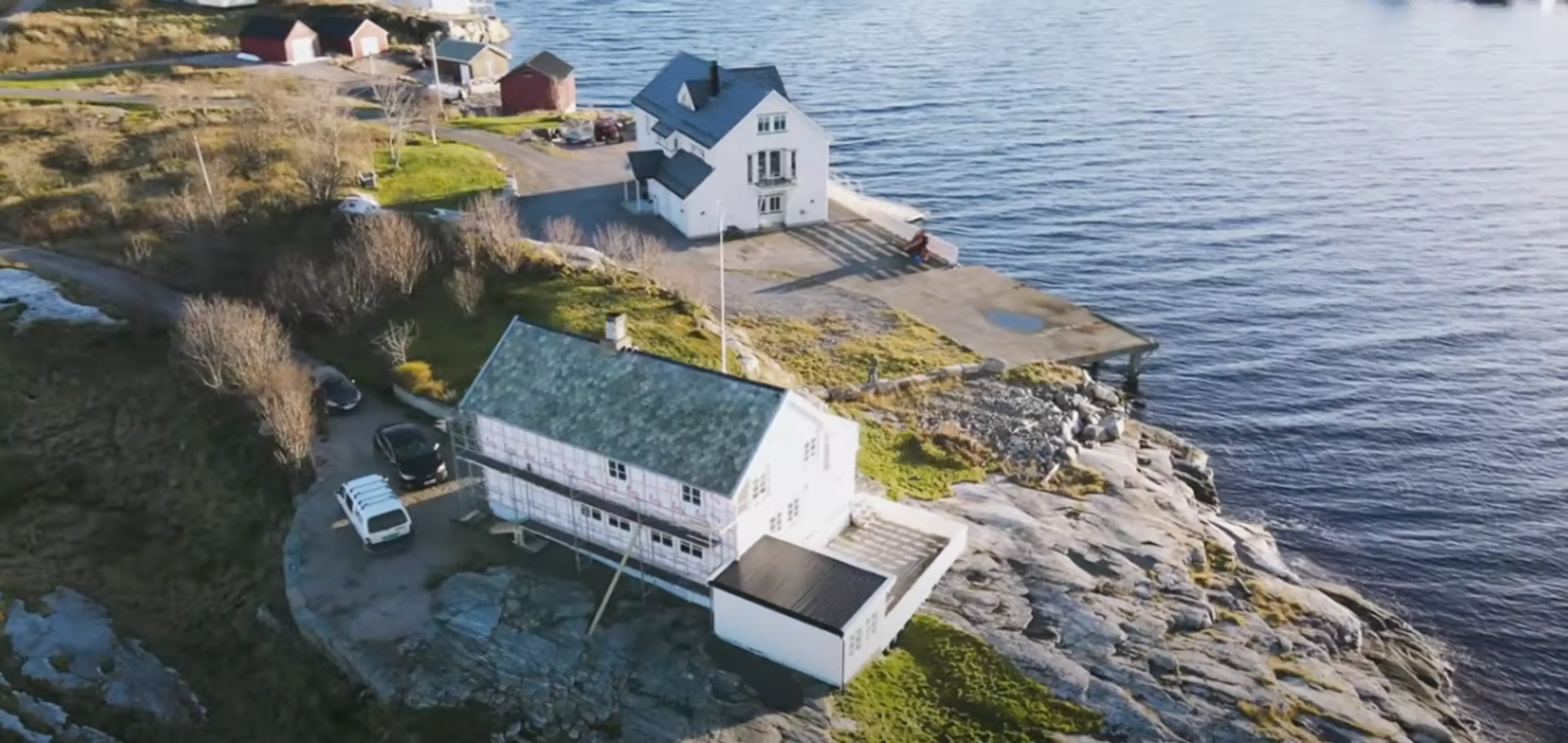 Oversiktsbilde av hus under rehabilitering i Hustadvika