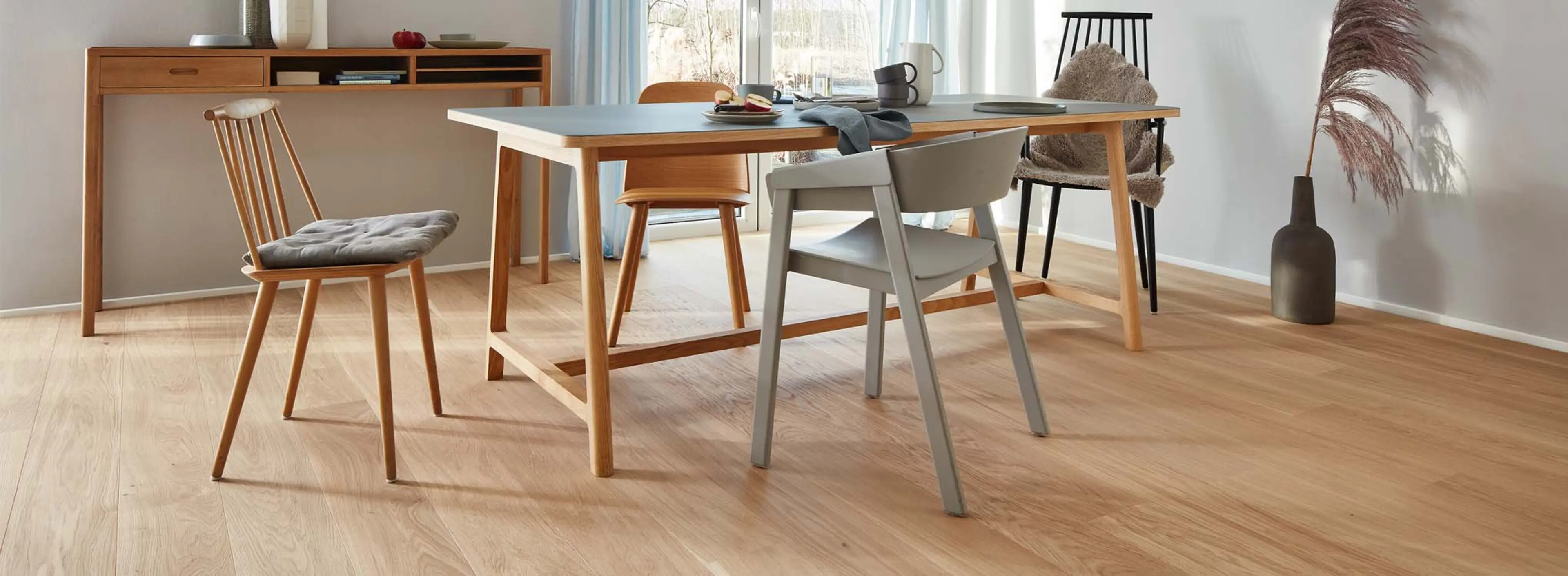 skandinavisk spisestue med parkett