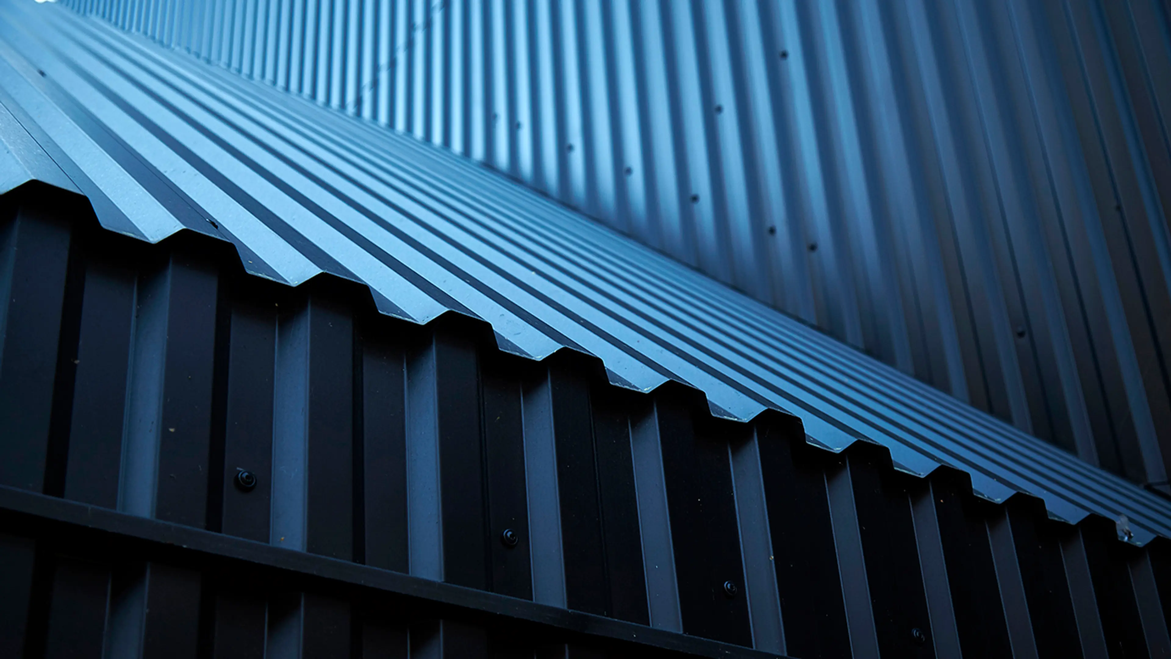 Sorte takplater på sort bygg.