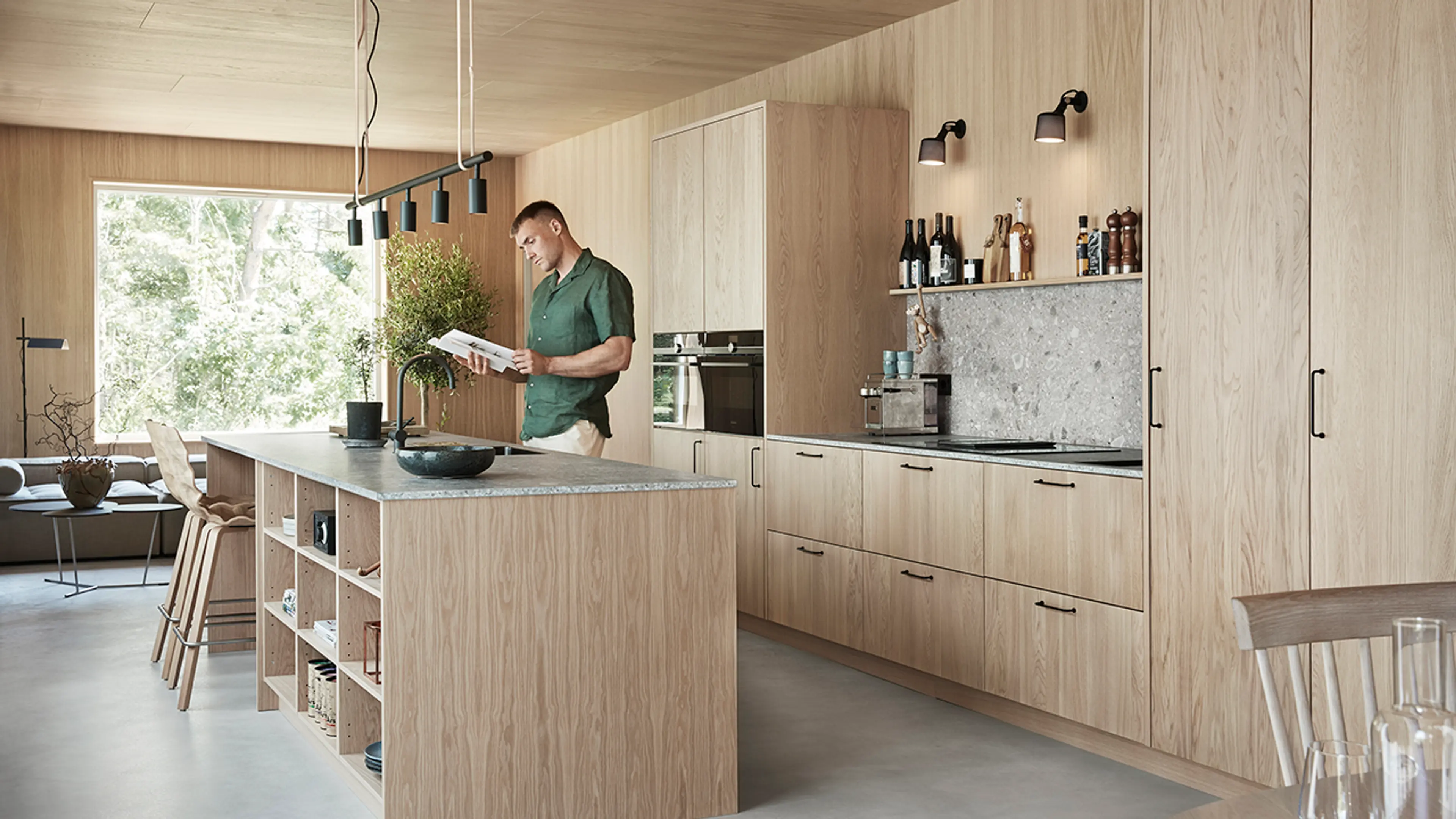 Kjøkken i hvitpigmentert eik.