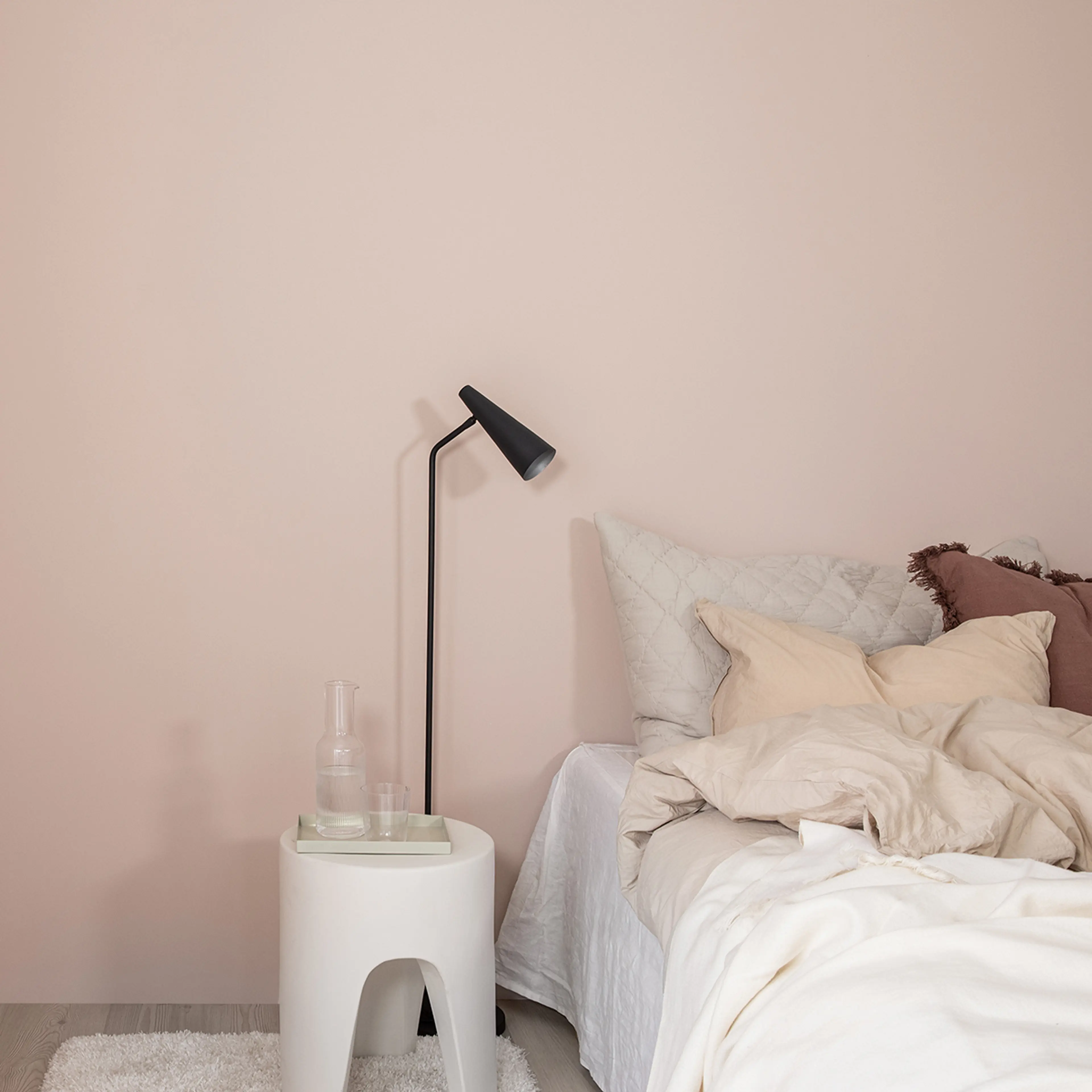 soverom med glatte vegger fra Huntonit i dus rosa farge