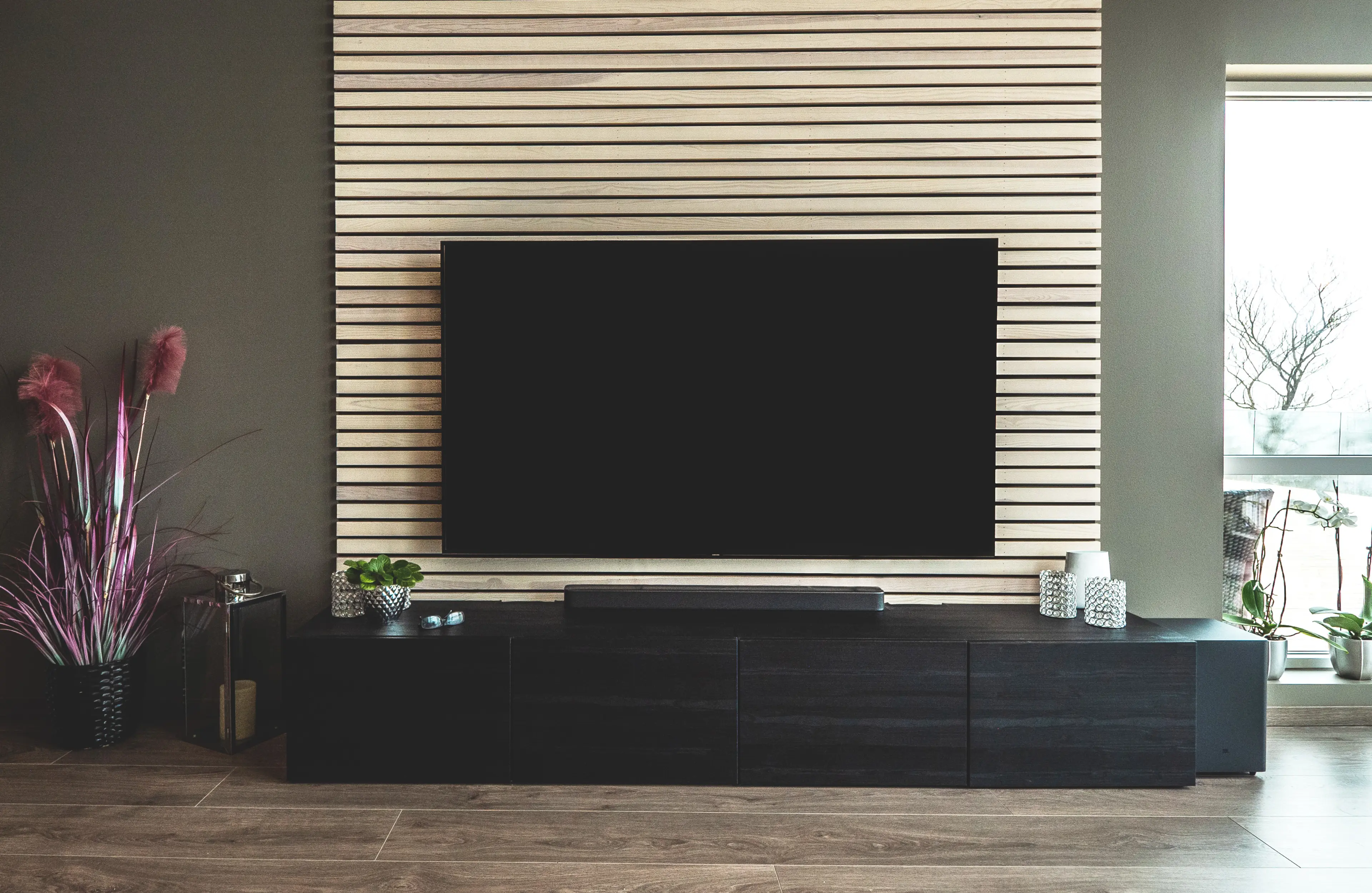 tv-vegg med spiler på